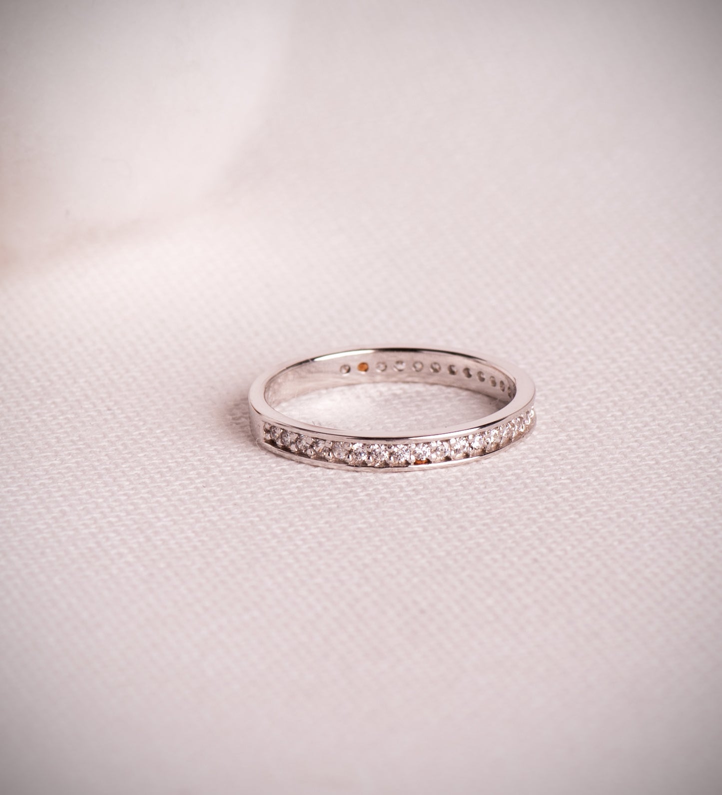 18K MEDIA ALIANZA O ANILLO ORO BLANCO CON CIRCONITA CLAVADA ANCHO: 2,5MM