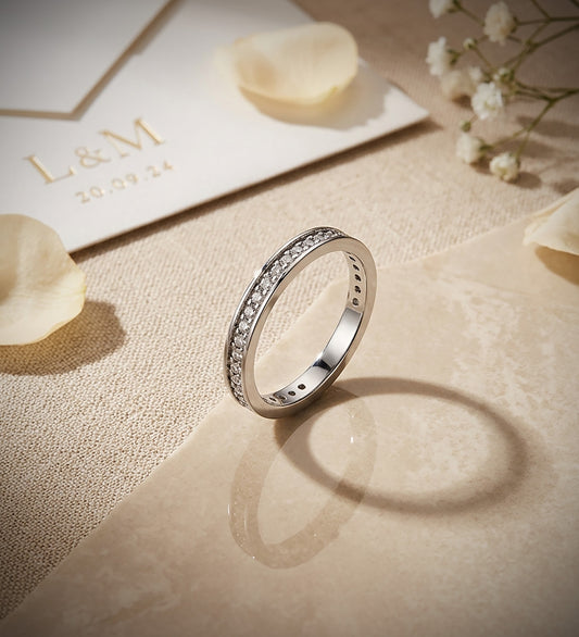 18K MEDIA ALIANZA O ANILLO ORO BLANCO CON CIRCONITA CLAVADA ANCHO: 2,5MM