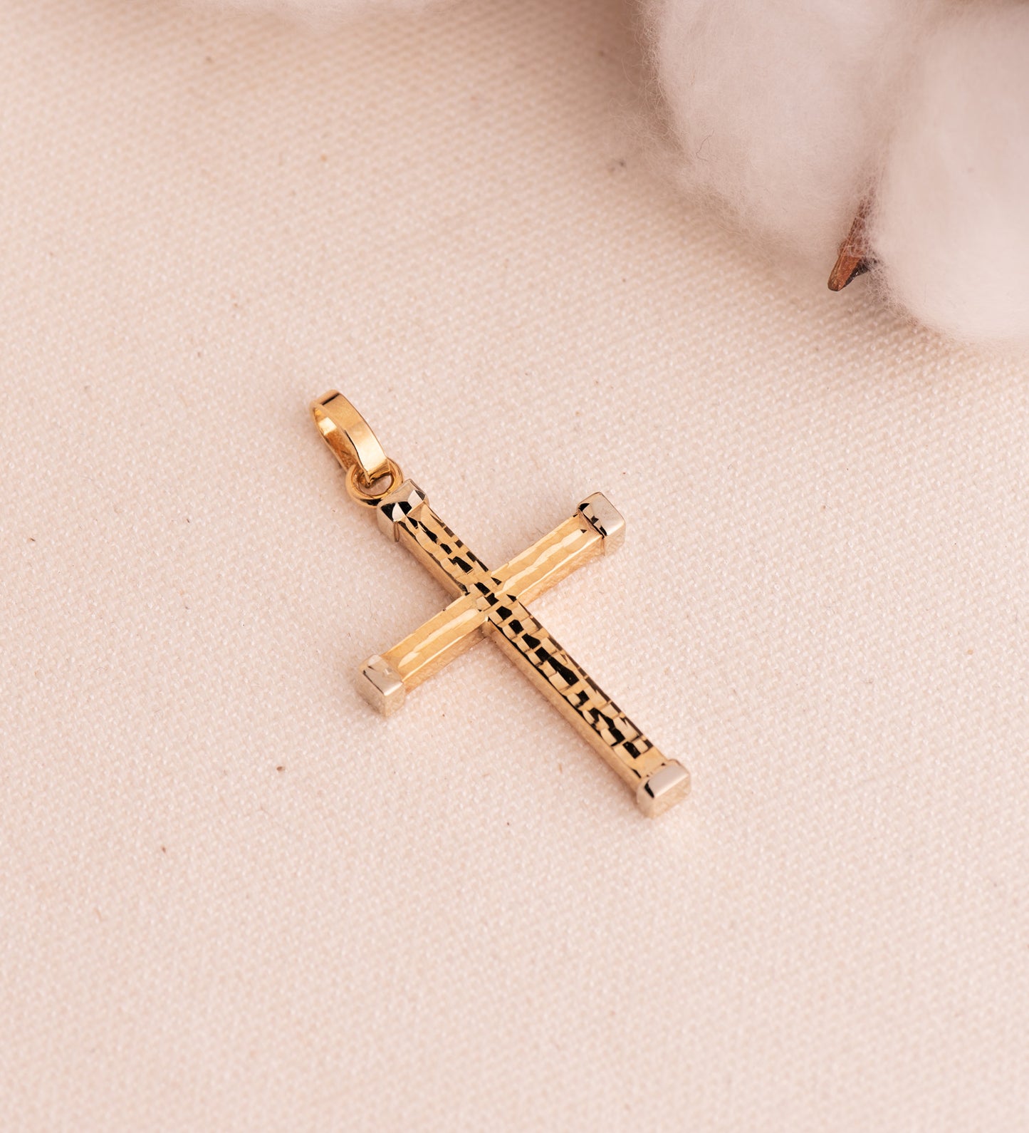 18K CRUZ ORO BICOLOR HUECA TALLADA PALO CUADRADO 3X3 MM. MEDIDA: 39 X 24 MM