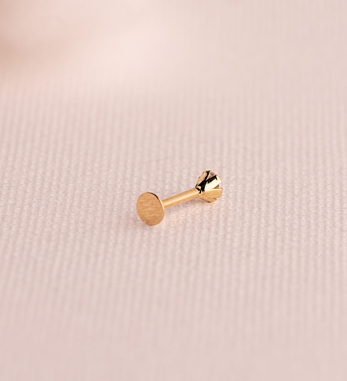 18K PIERCING DE OREJA ORO AMARILLO CIRCONITA CON GARRAS 3,5 MM. GRUESO BARRA 1MM. CIERRE TUERCA