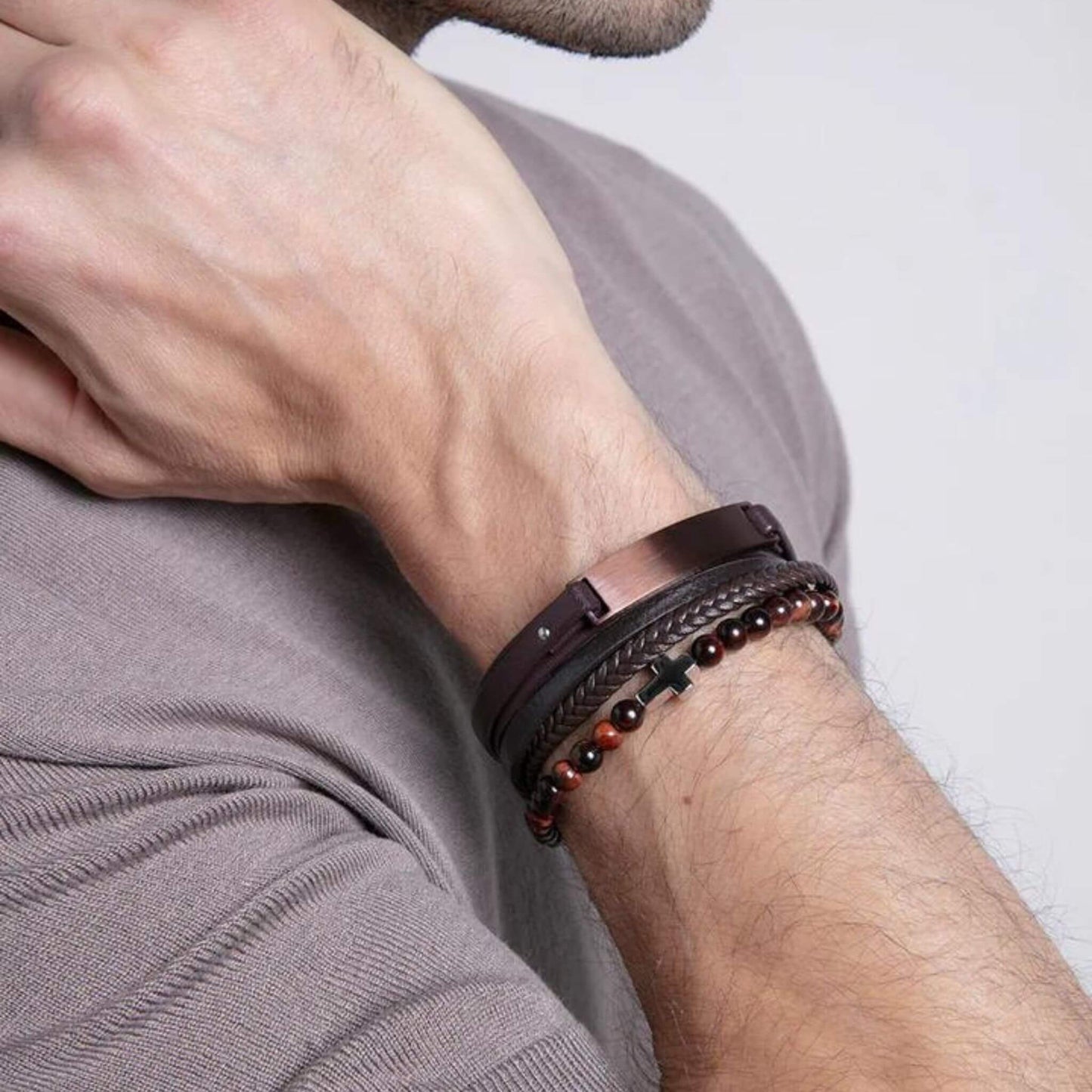 PULSERA DE PIEL MARRÓN, CON CRUZ DE ACERO Y PIEDRAS NATURALES DE OJO DE TIGRE, DE HOMBRE