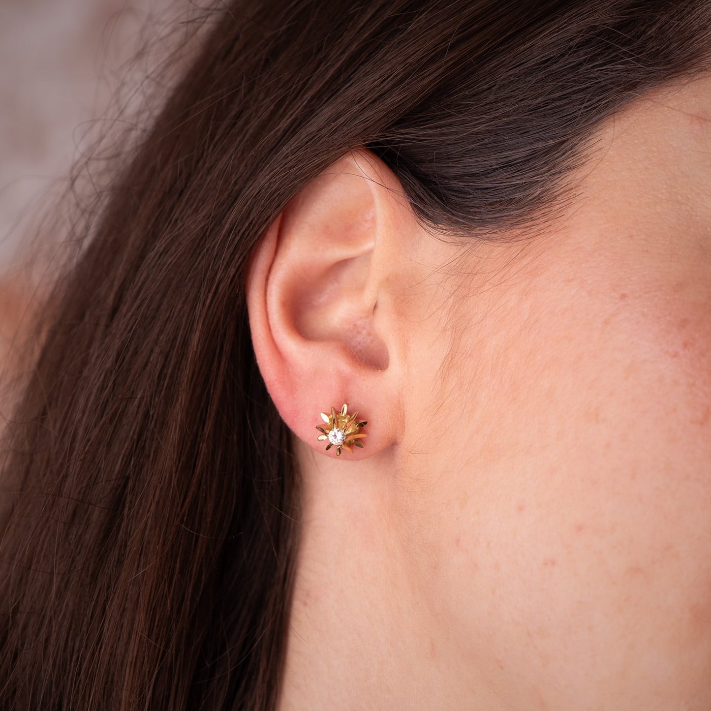 18K PENDIENTES ORO AMARILLO MACIZOS 2 DIAMANTES NATURALES 0,200 QTES SI-H. MEDIDA: 9X9MM. CIERRE PRESION