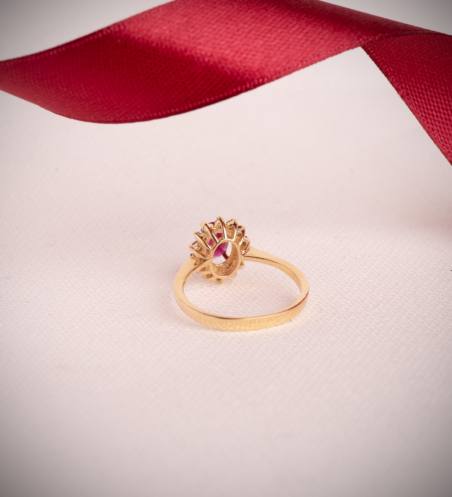 18K SORTIJA ORO AMARILLO RUBI 7X5 MM 1,04 QTS. DIAMANTES LABORATORIO 0,290 QTS. VS2-G. MEDIDA: 11,5 X 9,5MM