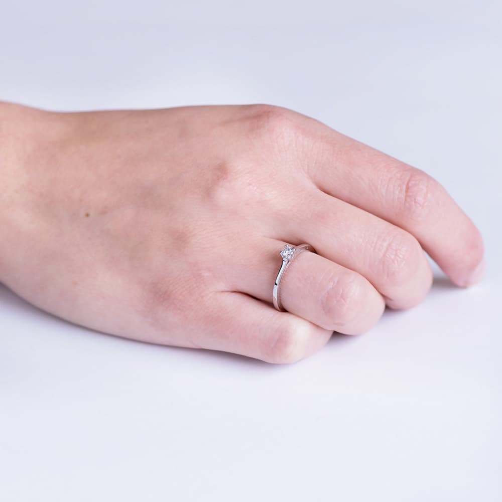 18K SOLITARIO DIAMANTE NATURAL TALLA BRILLANTE ORO BLANCO 0.100 QTS. SI-H