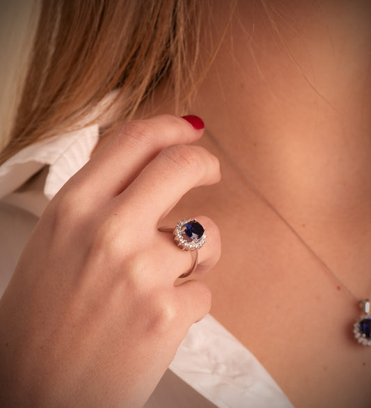18K SORTIJA ORO BLANCO ZAFIRO 9X7 MM 2,47 QT. DIAMANTES 0,52 QT. VS2-G. MEDIDA: 14X12,5 MM
