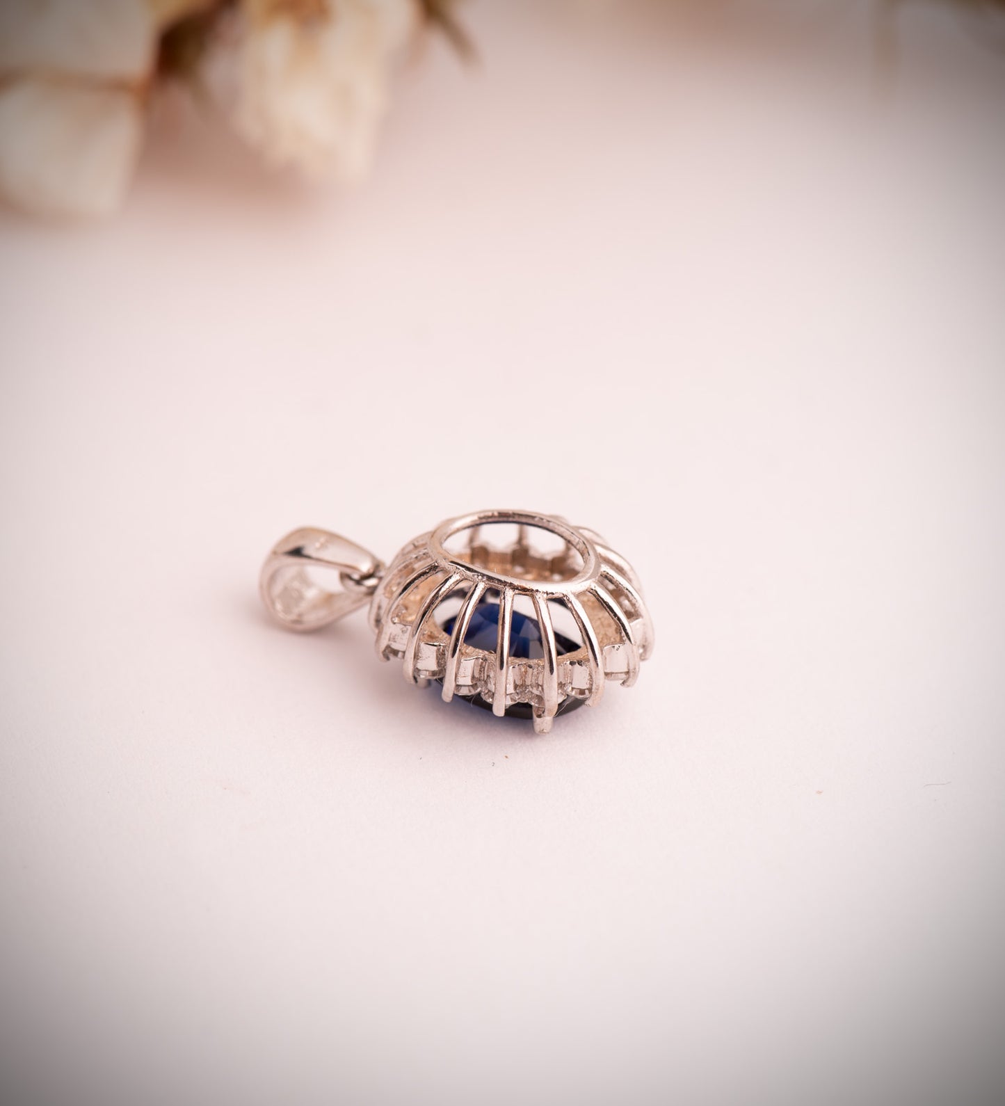 18K COLGANTE ORO BLANCO ZAFIRO DIFUSION 9X7 MM 2,47 QT. 16 DIAMANTES LABORATORIO 0,52 QTS. VS2-G. 14X12 MM