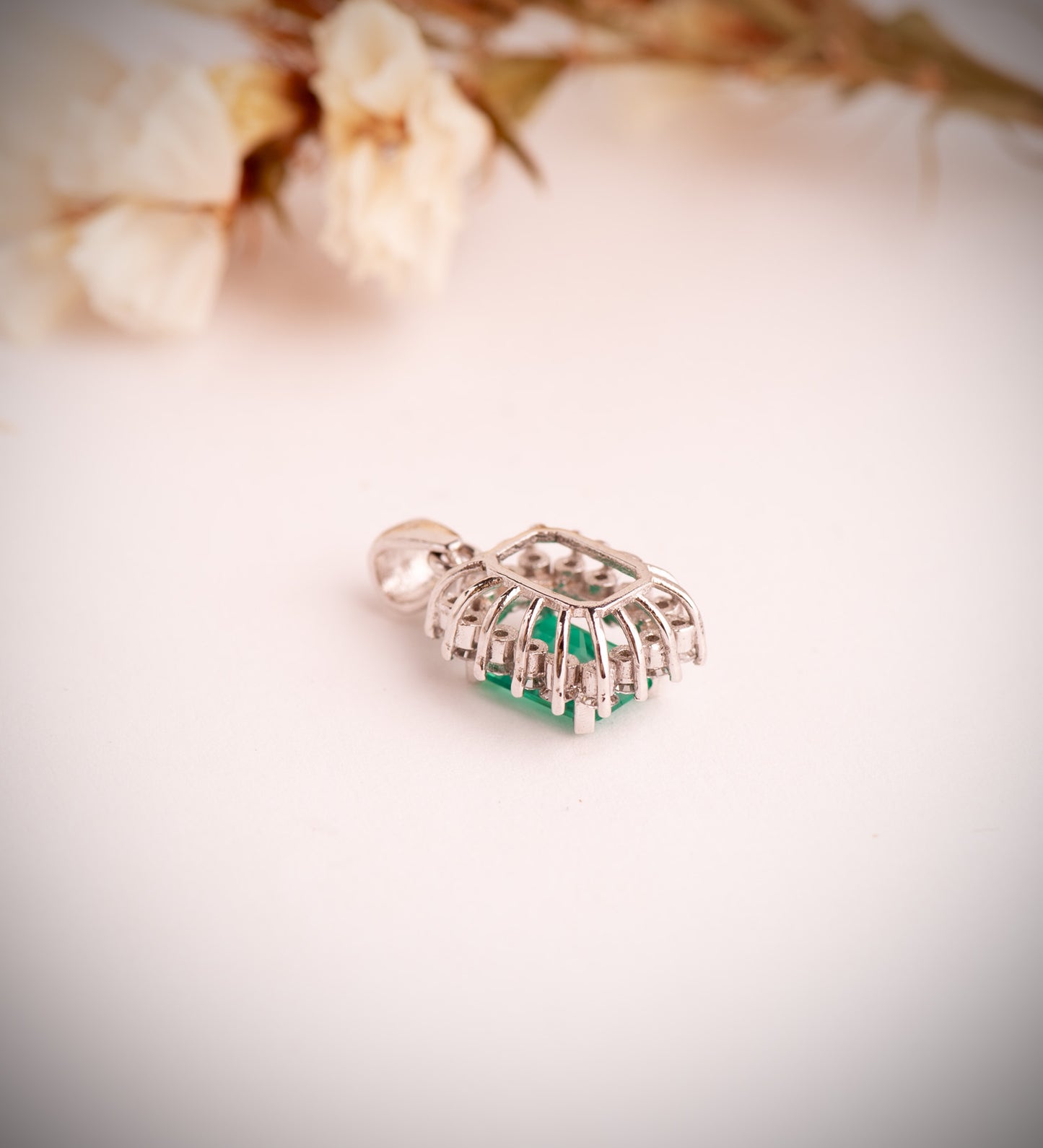 18K COLGANTE ORO BLANCO ESMERALDA RECRISTALIZADA 8X6 MM 1,50 QT. 16 DIAMANTES LABORATORIO 0,56 QTS. VS2-G. 13X11MM