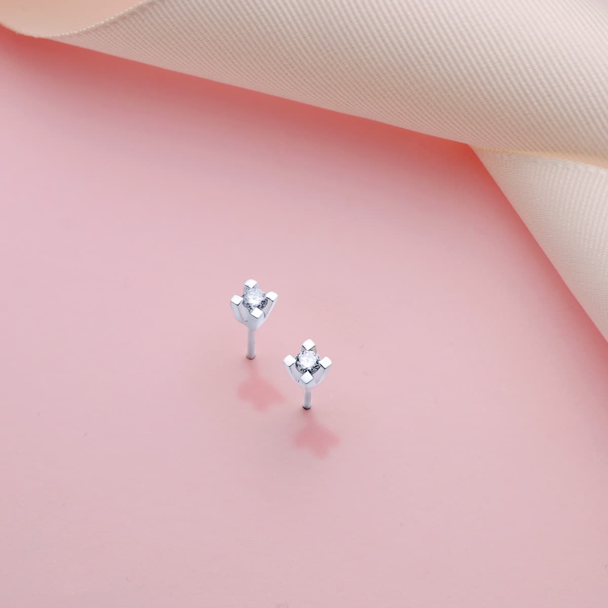 18K PENDIENTES ORO BLANCO DIAMANTES LABORATORIO 2,75MM 0,20 QTS VS2-G. MEDIDA: 4X4 MM. CIERRE PRESION
