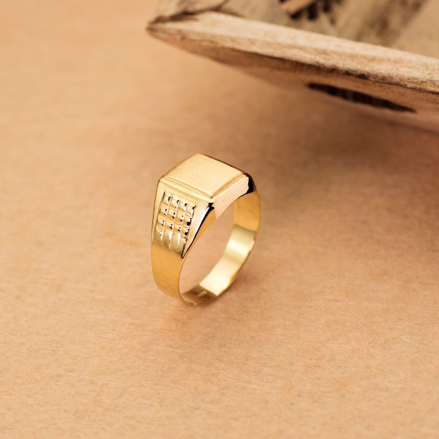 18K SELLO ORO AMARILLO CABALLERO HUECO LATERAL BRILLO. ZONA GRABADO: 10X9 MM