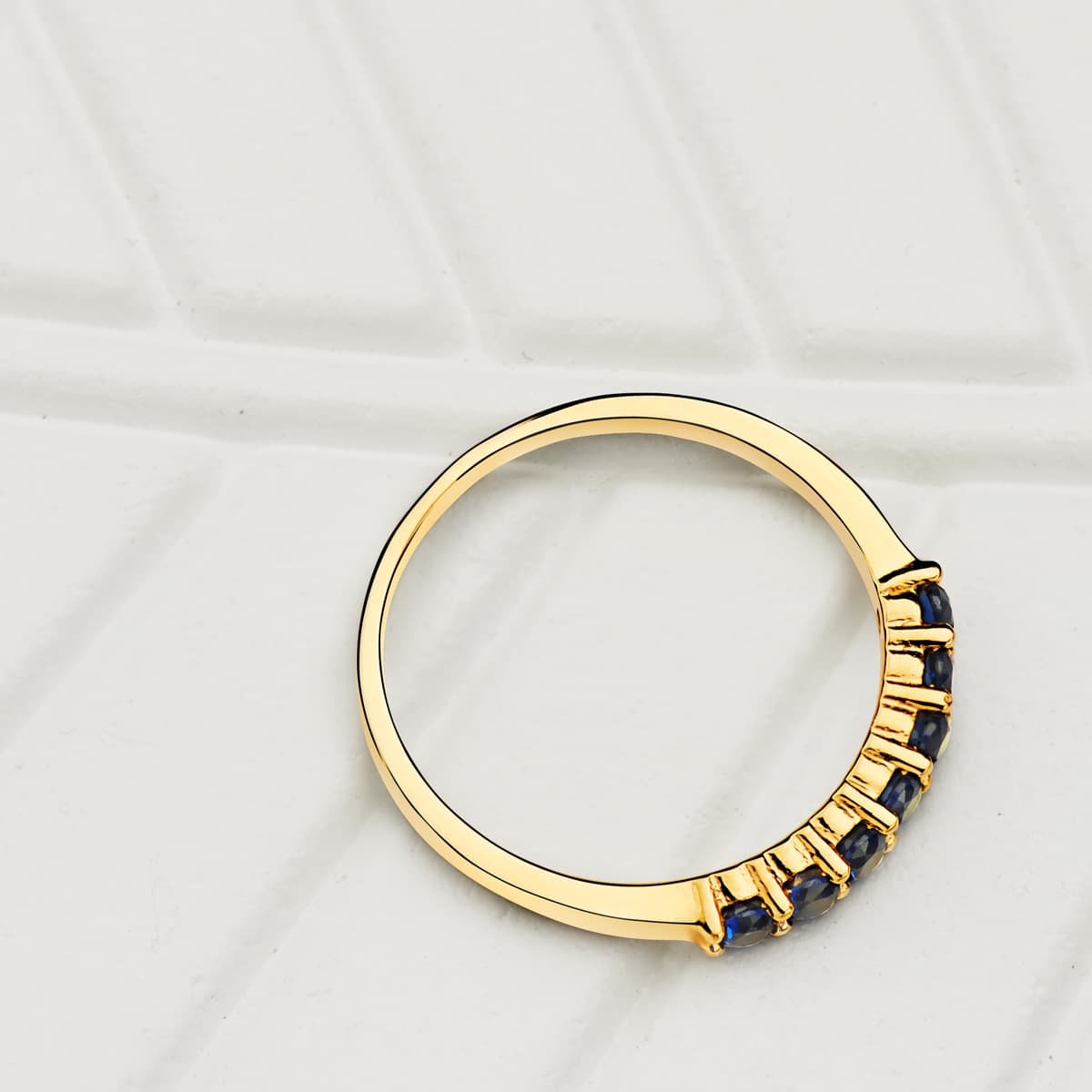 18K SORTIJA ORO AMARILLO 7 CIRCONITA VERDES GARRAS ANCHO CUERPO 2 MM