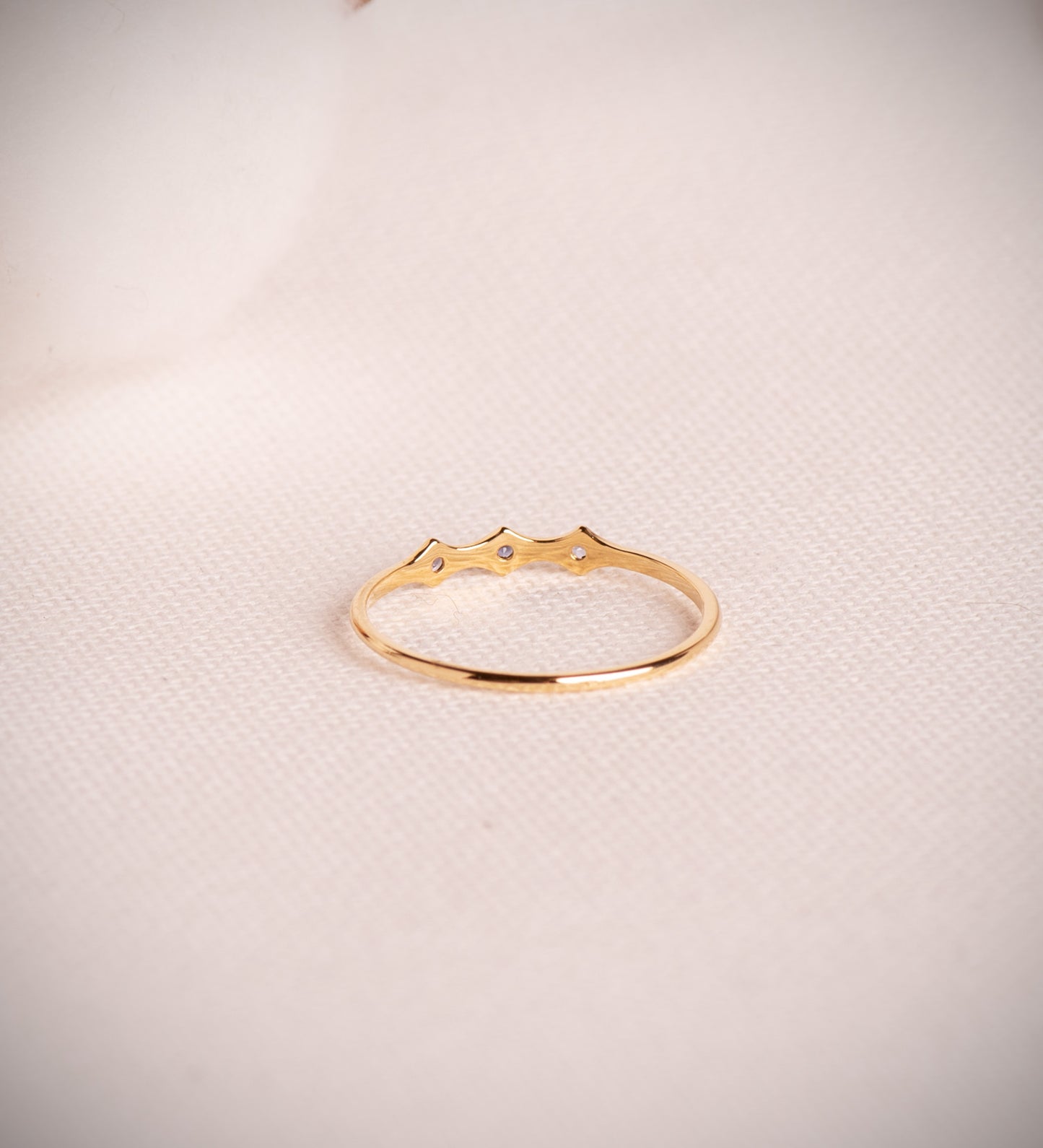 18K SORTIJA ORO AMARILLO BAMBÚ CON 3 CIRCONITAS AZULES. ANCHO: 1,5 MM