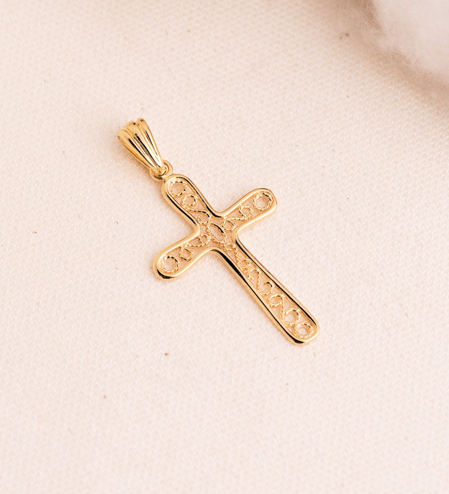 18K CRUZ ORO AMARILLO BORDE BRILLO Y FILIGRANA. MEDIDA: 37,5 X 22 MM