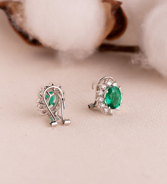 18K PENDIENTES ORO BLANCO 24 DIAMANTES LABORATORIO 0,84 QTS VS2-G Y ESMERALDA RECRISTALIZADA 8X6 MM 2,20 QTES CIERRE OMEGA 13X11 MM