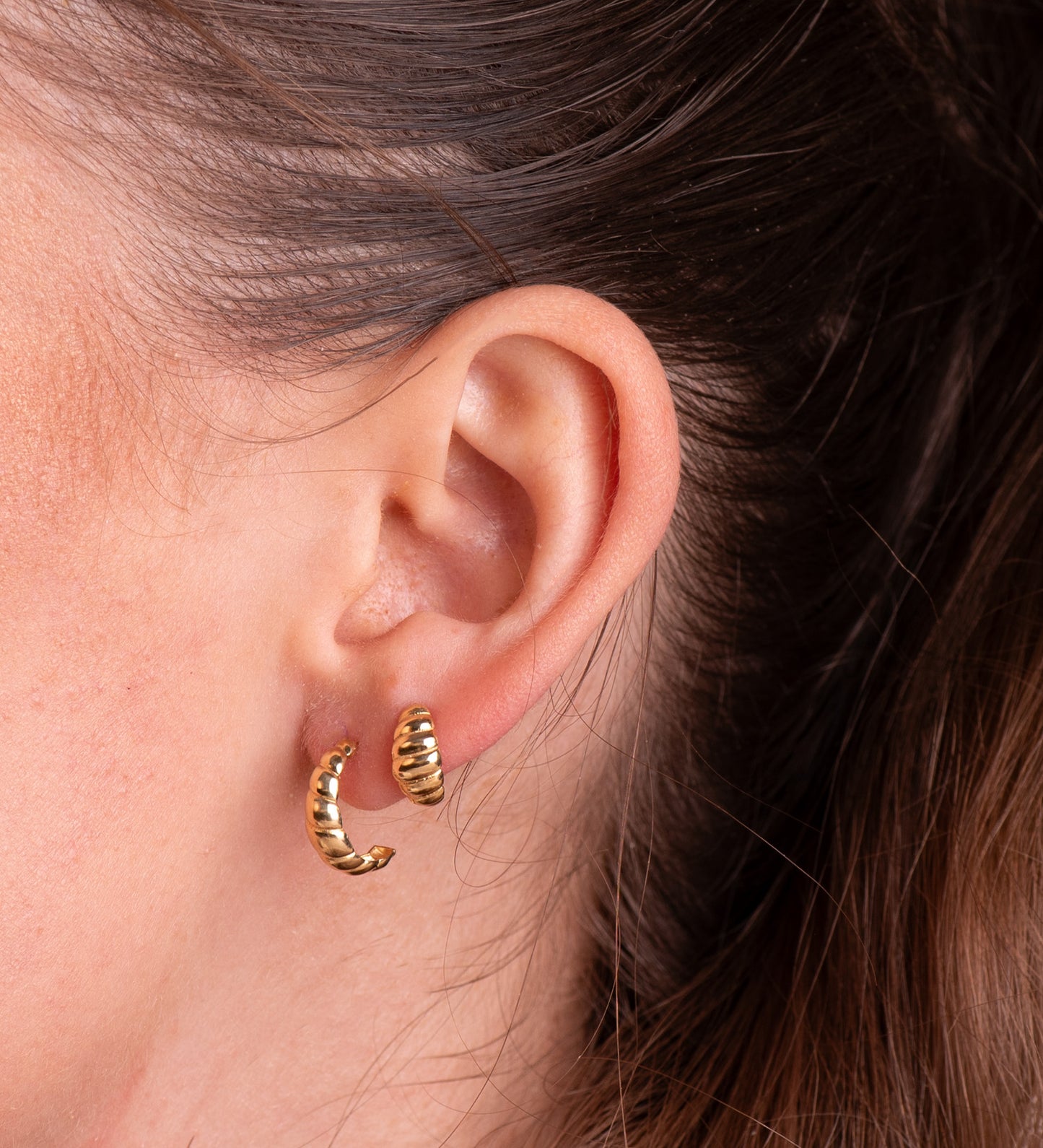 18K PENDIENTES ORO AMARILLO GALLONES EN BRILLO. MEDIDA: 15 X 5 MM. CIERRE PRESION