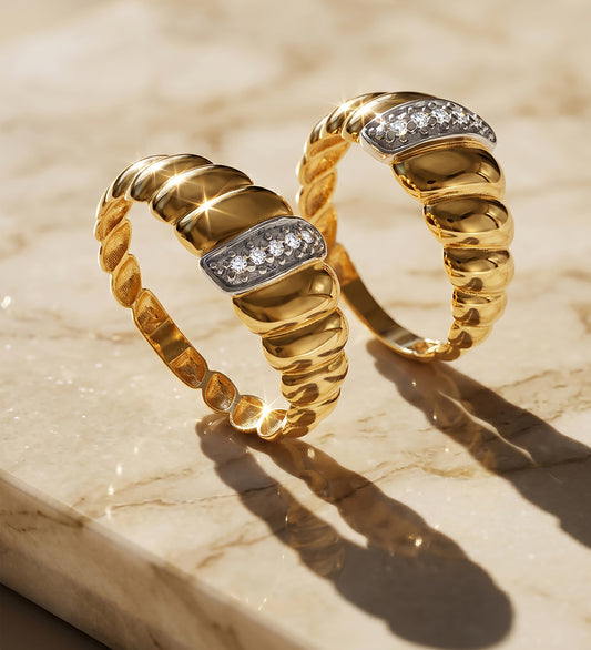 18K SORTIJA ORO AMARILLO CROISSANT GALLONES MOTIVO CON CIRCONITAS. ANCHO: 7.5 MM