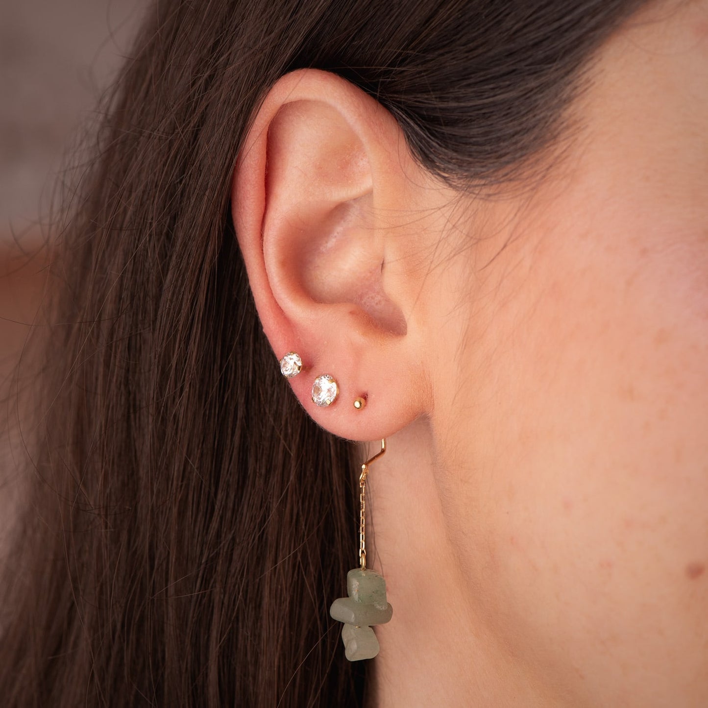 18K PENDIENTES ORO AMARILLO BOLA 2MM Y CADENA CON 3 PIEDRAS VERDES. ALTO: 41MM. CIERRE PRESION