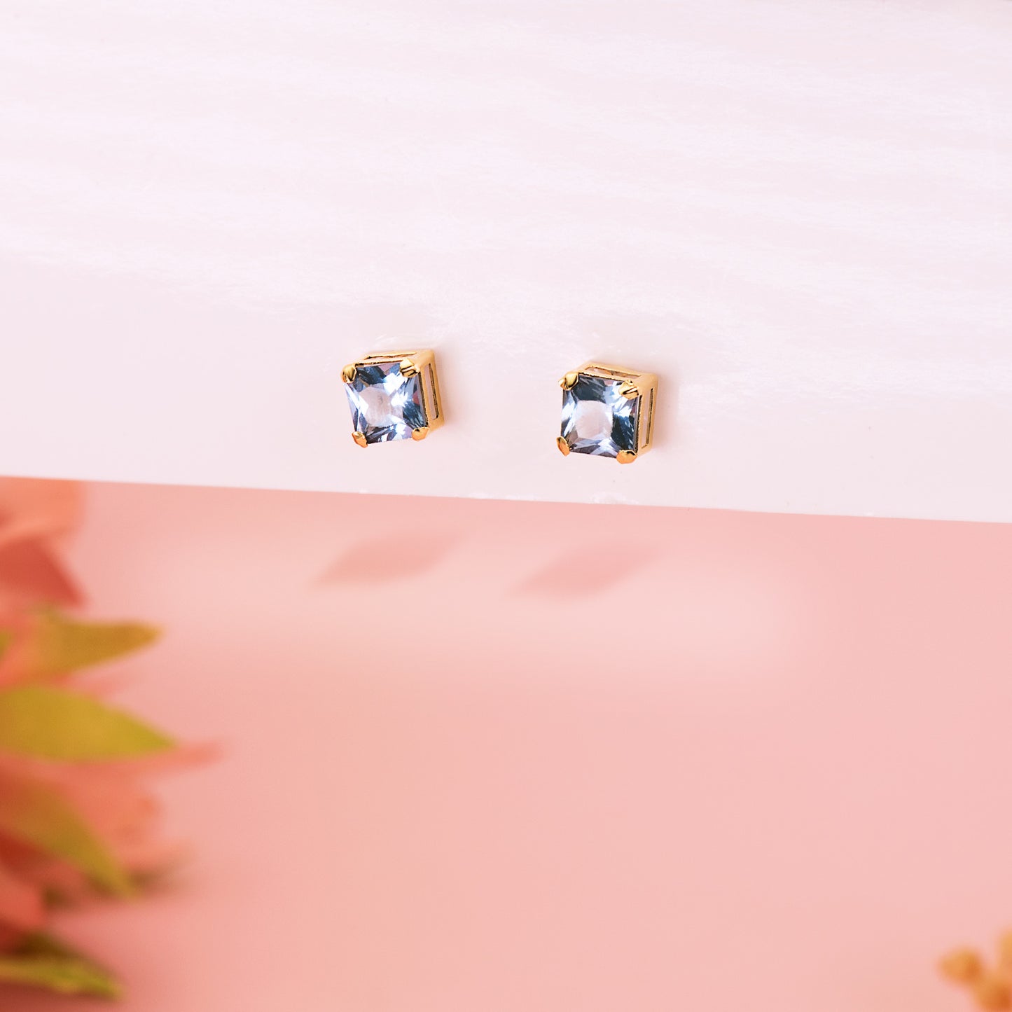 18K PENDIENTES ORO AMARILLO CUADRADOS PIEDRA COLOR AGUAMARINA 5,5 X 5,5 MM. CIERRE PRESION