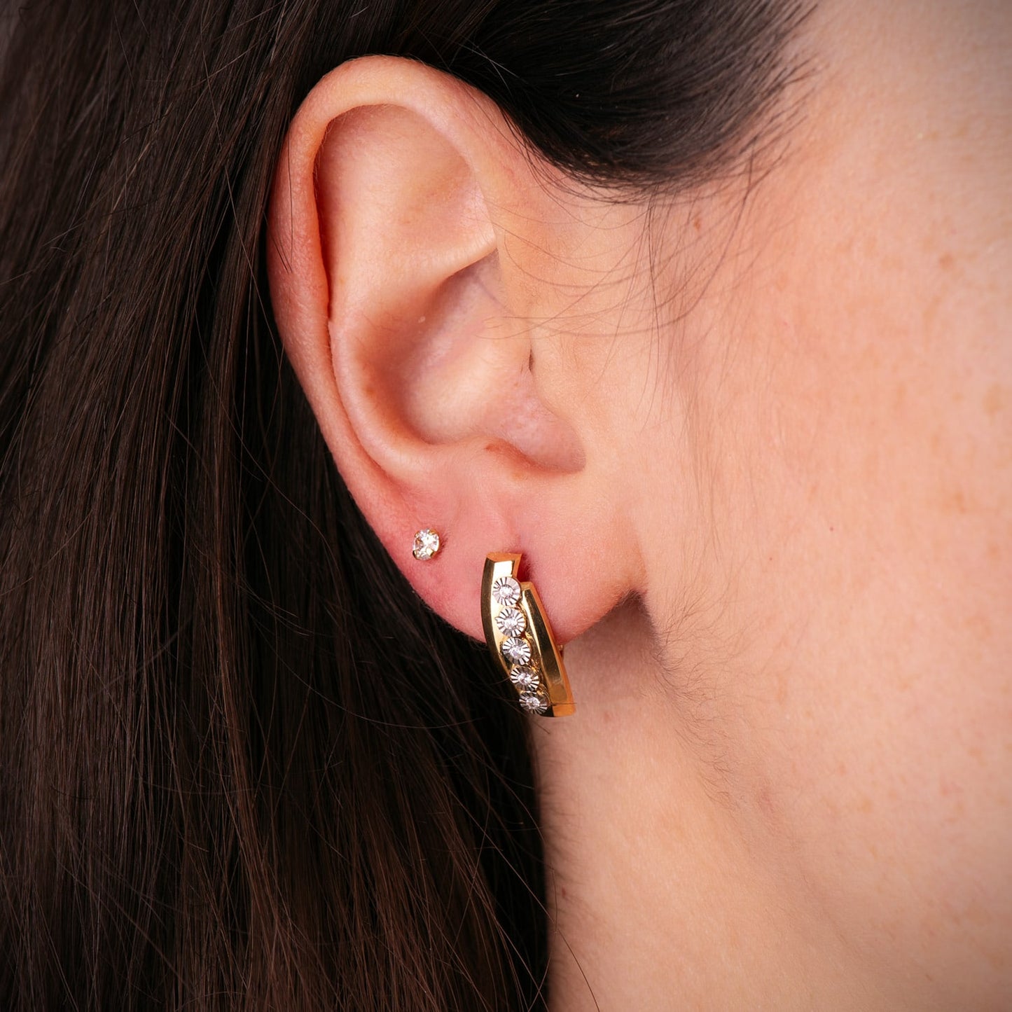 18K PENDIENTES ORO BICOLOR BANDAS CON MOTIVOS REDONDOS TALLADOS. 16 X 6 MM. CIERRE CATALAN