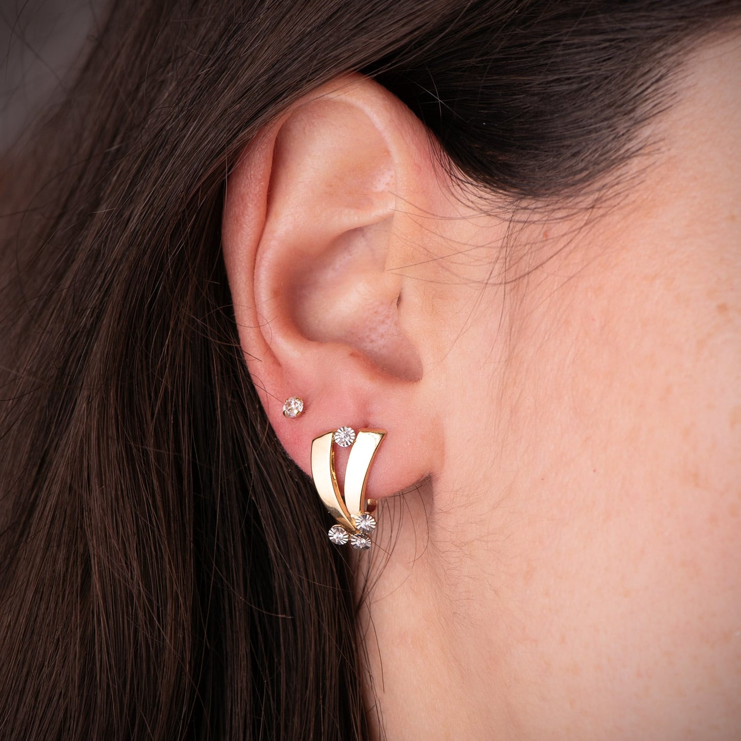18K PENDIENTES ORO BICOLOR BANDAS Y MOTIVOS REDONDOS TALLADOS. 16,5 X 10 MM. CIERRE CATALAN