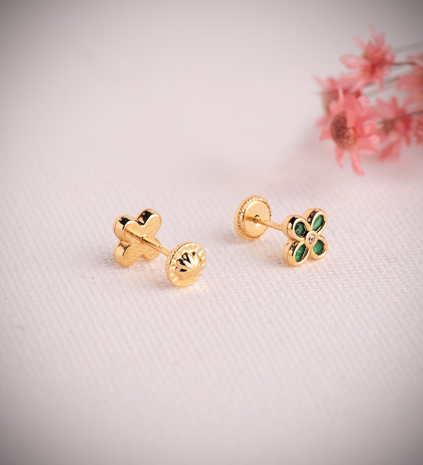 18K PENDIENTES ORO AMARILLO TREBOL MALAQUITA CON CIRCONITA. MEDIDA: 7 X 5,5MM. CIERRE TUERCA