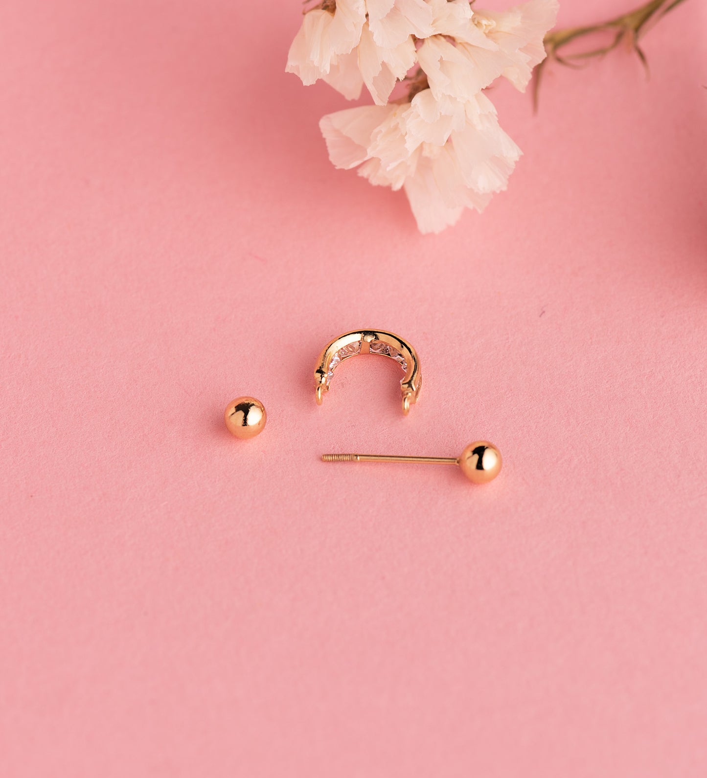 18K PIERCING DE OREJA ORO AMARILLO MEDIO ARO CON CIRCONITAS CARRE Y DOS BOLAS. ARO: 11X3MM