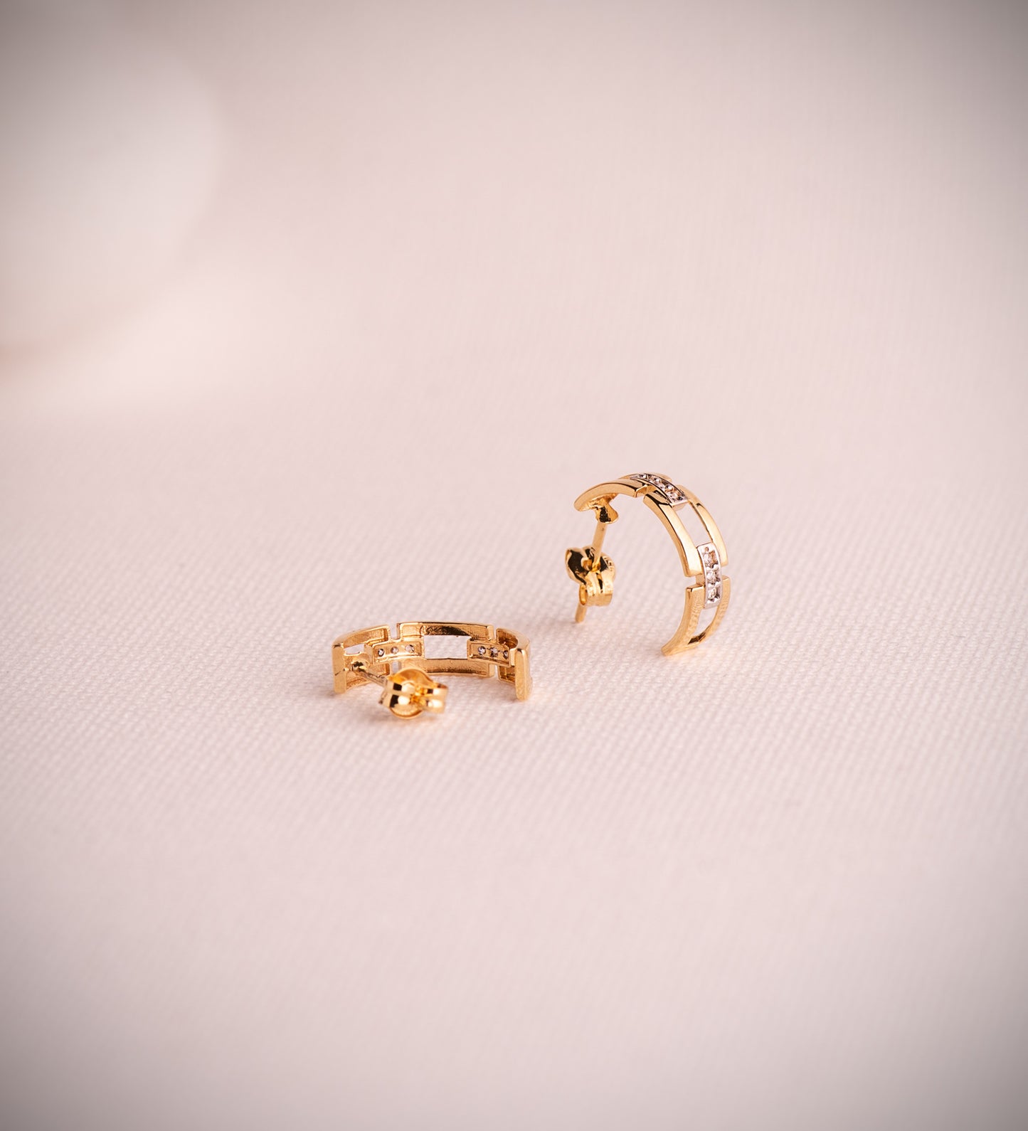 18K PENDIENTES ORO BICOLOR MEDIO ARO ESLABONES CON CIRCONITAS. MEDIDA: 13 X 3,5MM. CIERRE PRESION