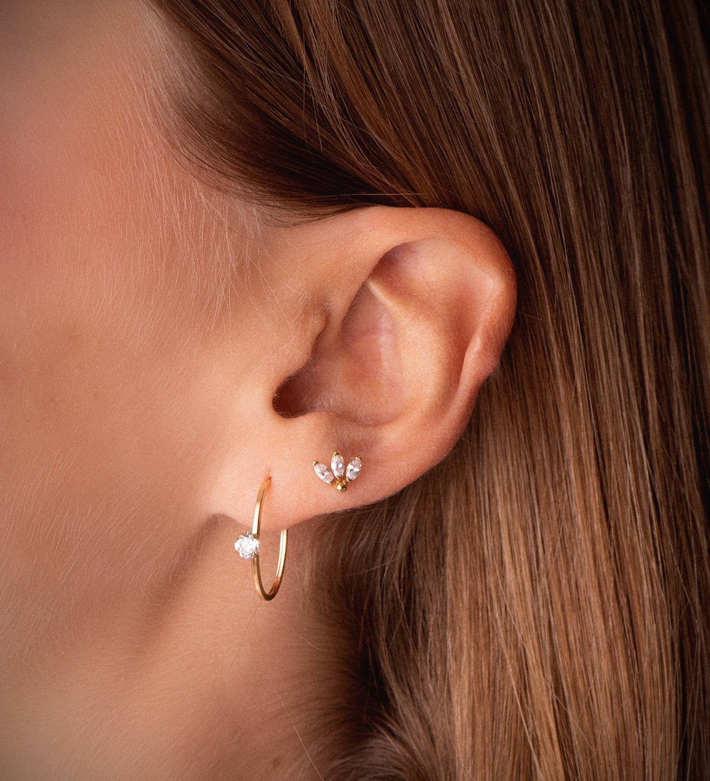 18K PENDIENTES ORO AMARILLO OVAL ABIERTO CON CIRCONITA. MEDIDA 18 X 13 MM. CIERRE PRESION