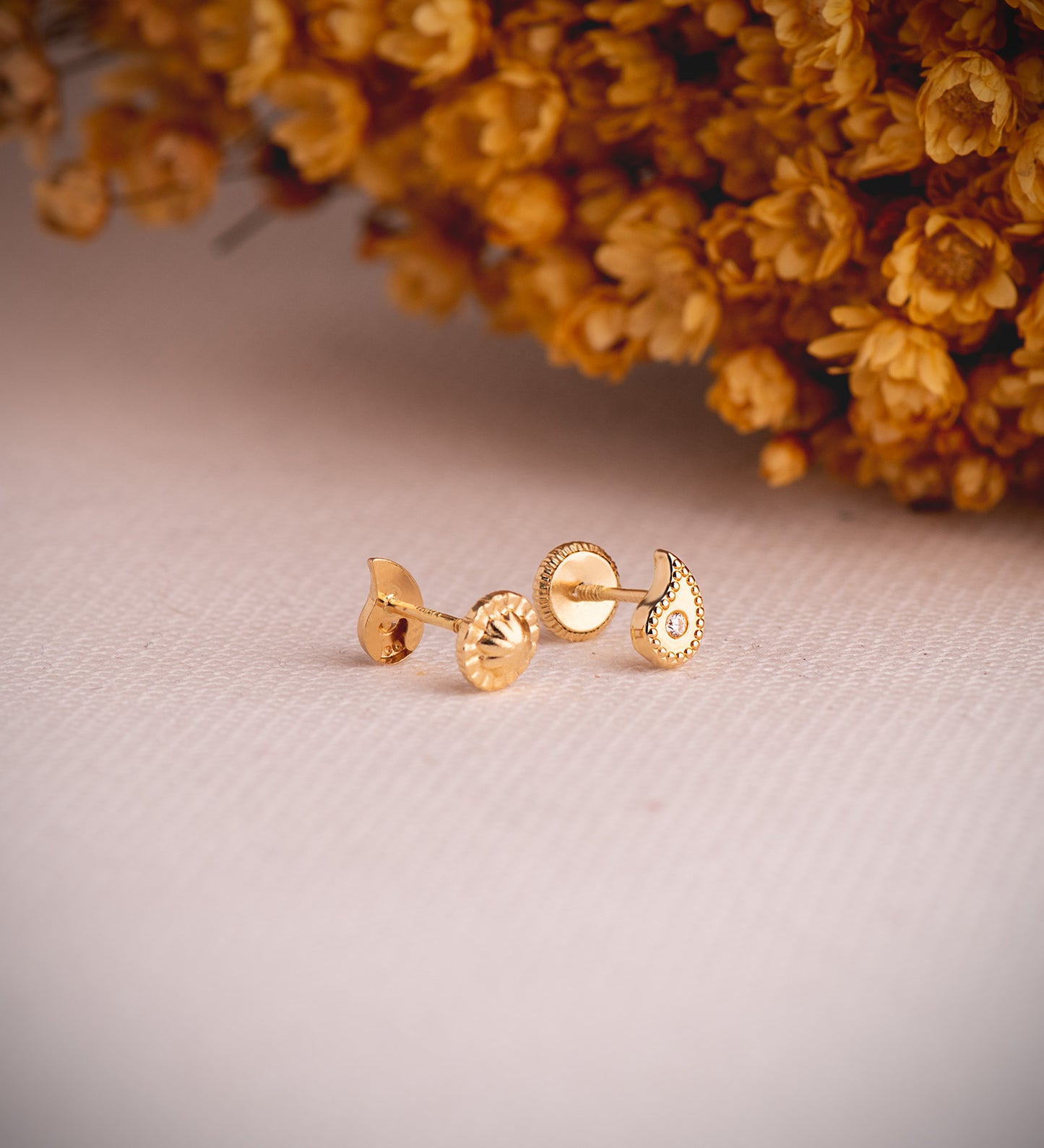 18K PENDIENTES ORO AMARILLO GOTA CURVA CON CIRCONITAS Y BORDES BOLITAS. MEDIDA: 6 X 4 MM.CIERRE TUERCA