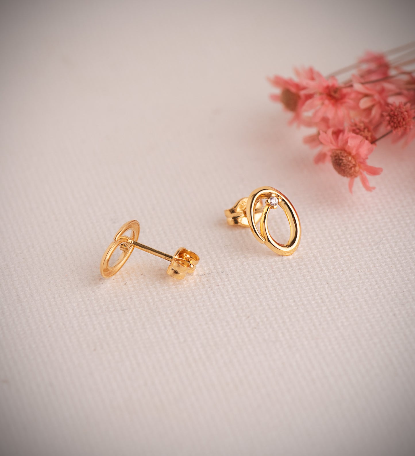 18K PENDIENTES ORO AMARILLO OVALES CON CIRCONITA. MEDIDA: 9X7 MM. CIERRE PRESION