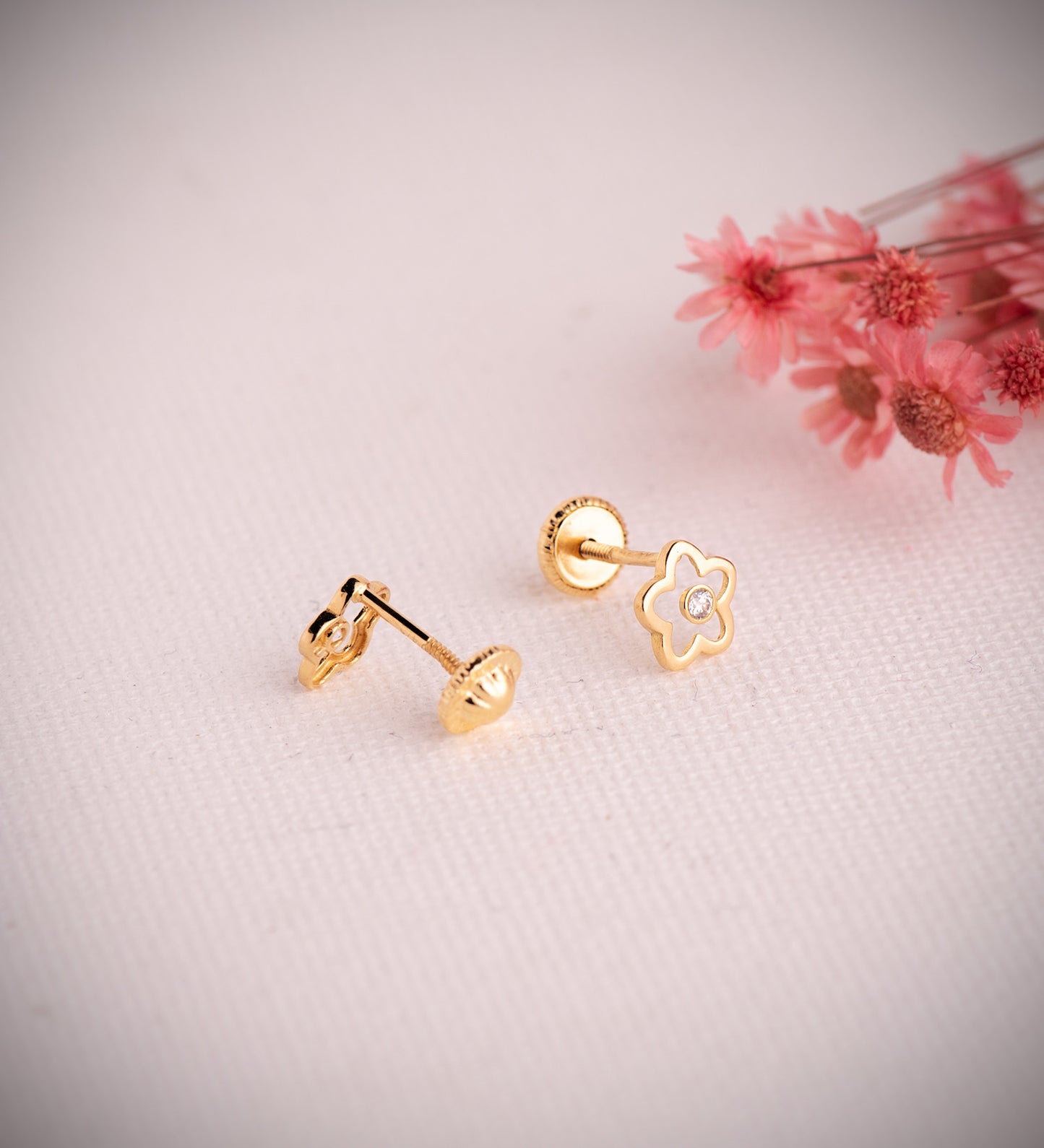18K PENDIENTES ORO AMARILLO FLOR CALADA CON CIRCONITAS. MEDIDA: 6 X 6 MM. CIERRE TUERCA