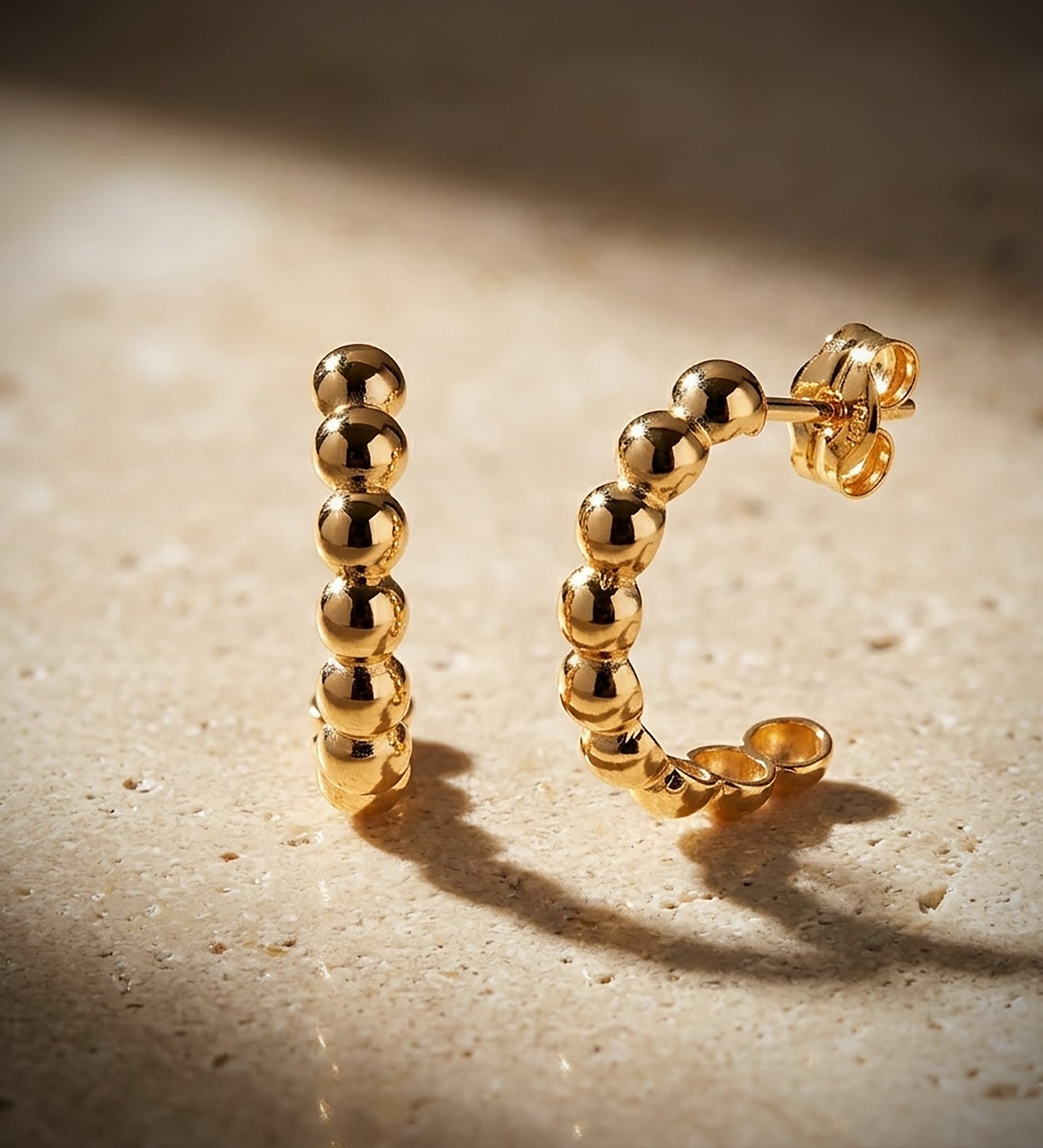 18K PENDIENTES ORO AMARILLO MEDIO ARO ABIERTO DE BOLAS EN BRILLO. MEDIDA: 15X3 MM. CIERRE PRESION