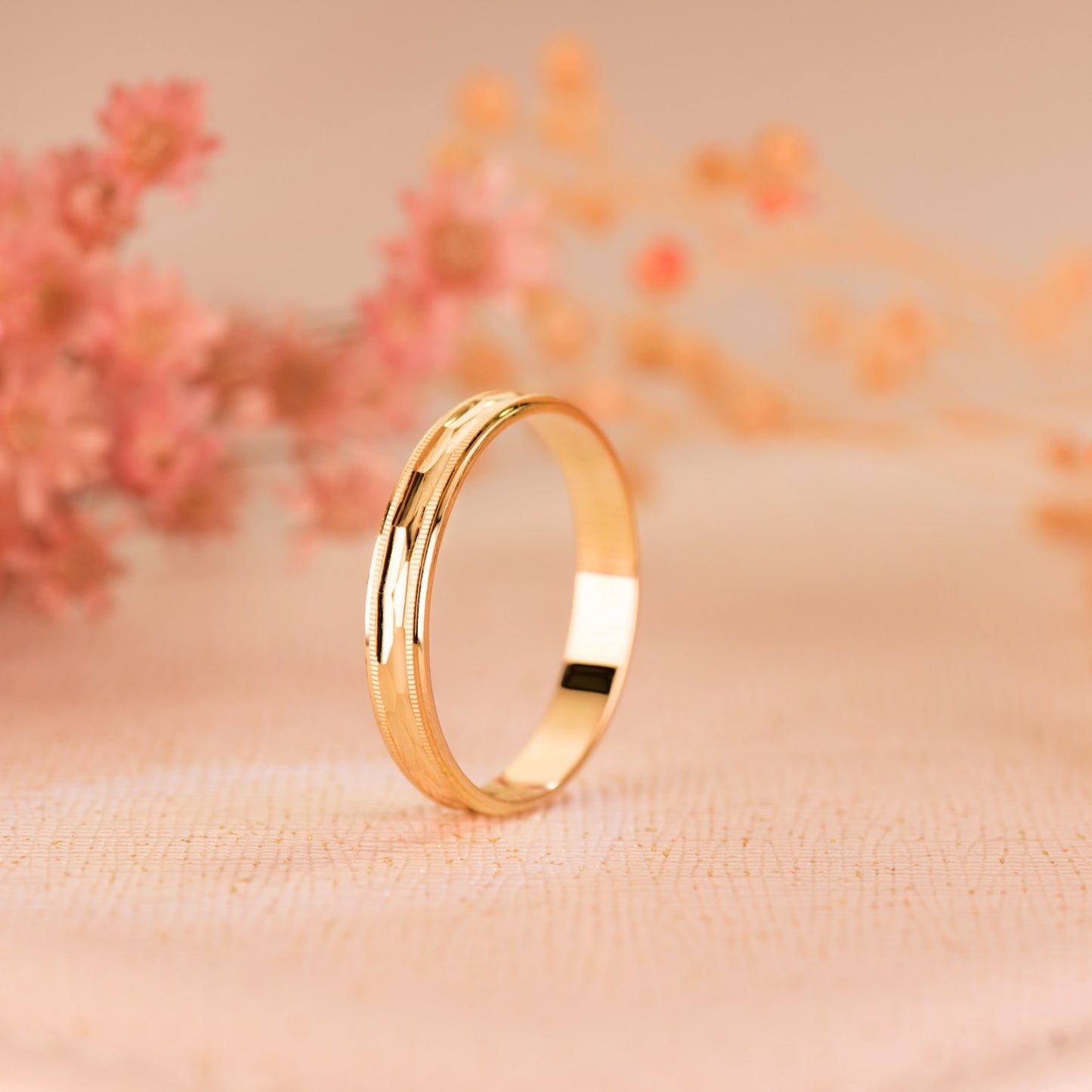 18K ALIANZA ORO AMARILLO TALLADA Y BORDES ESTRIADOS. ANCHO: 3 MM