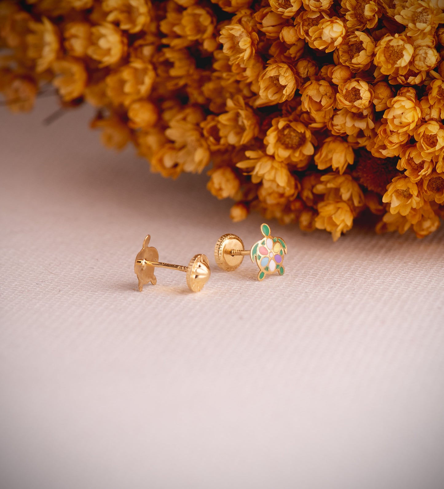 18K PENDIENTES ORO AMARILLO TORTUGAS ESMALTADAS. MEDIDA: 7,5 X 6,5 MM. CIERRE TUERCA