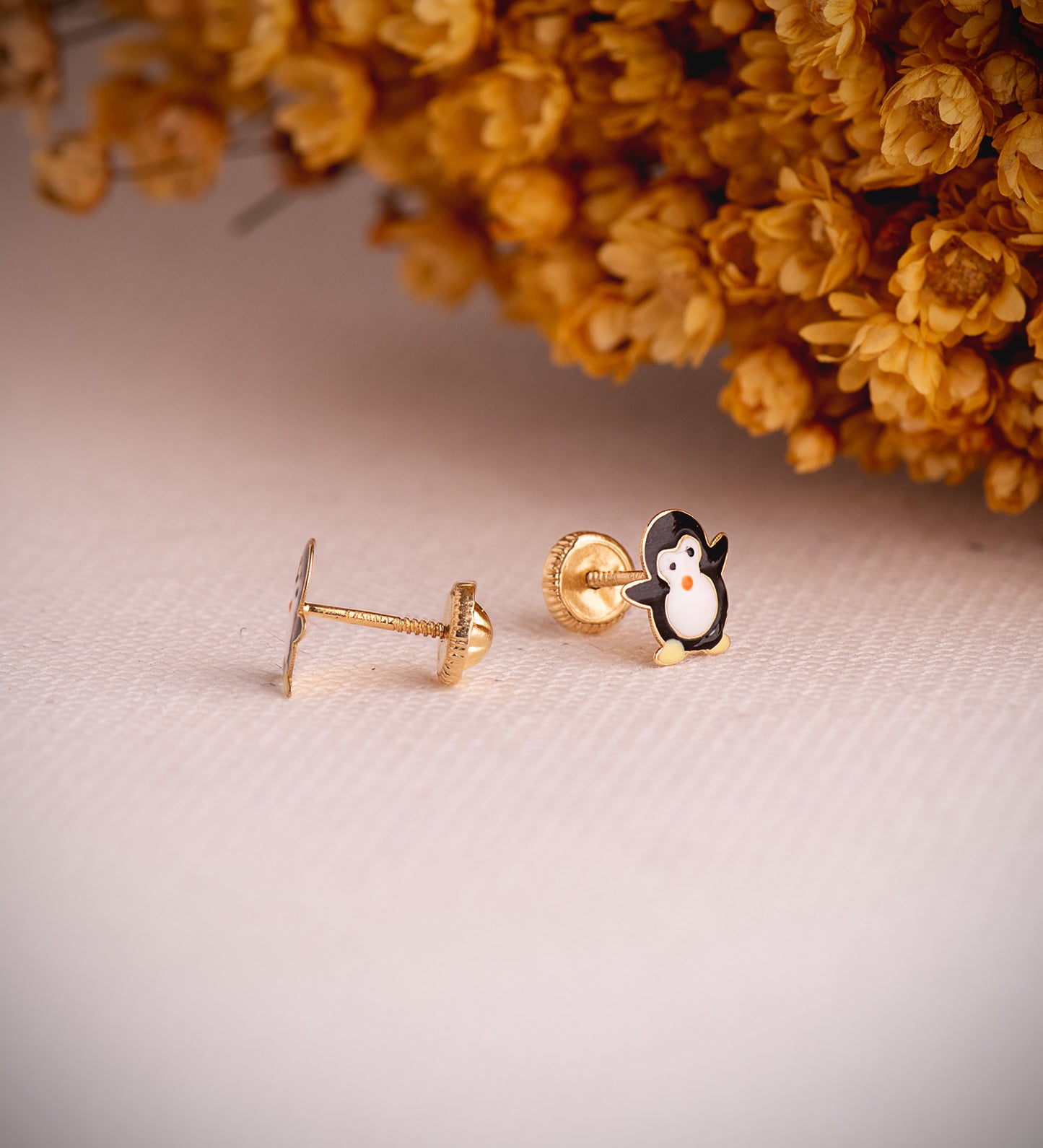 18K PENDIENTES ORO AMARILLO PINGUINOS ESMALTADOS. MEDIDA: 8 X 7 MM. CIERRE TUERCA