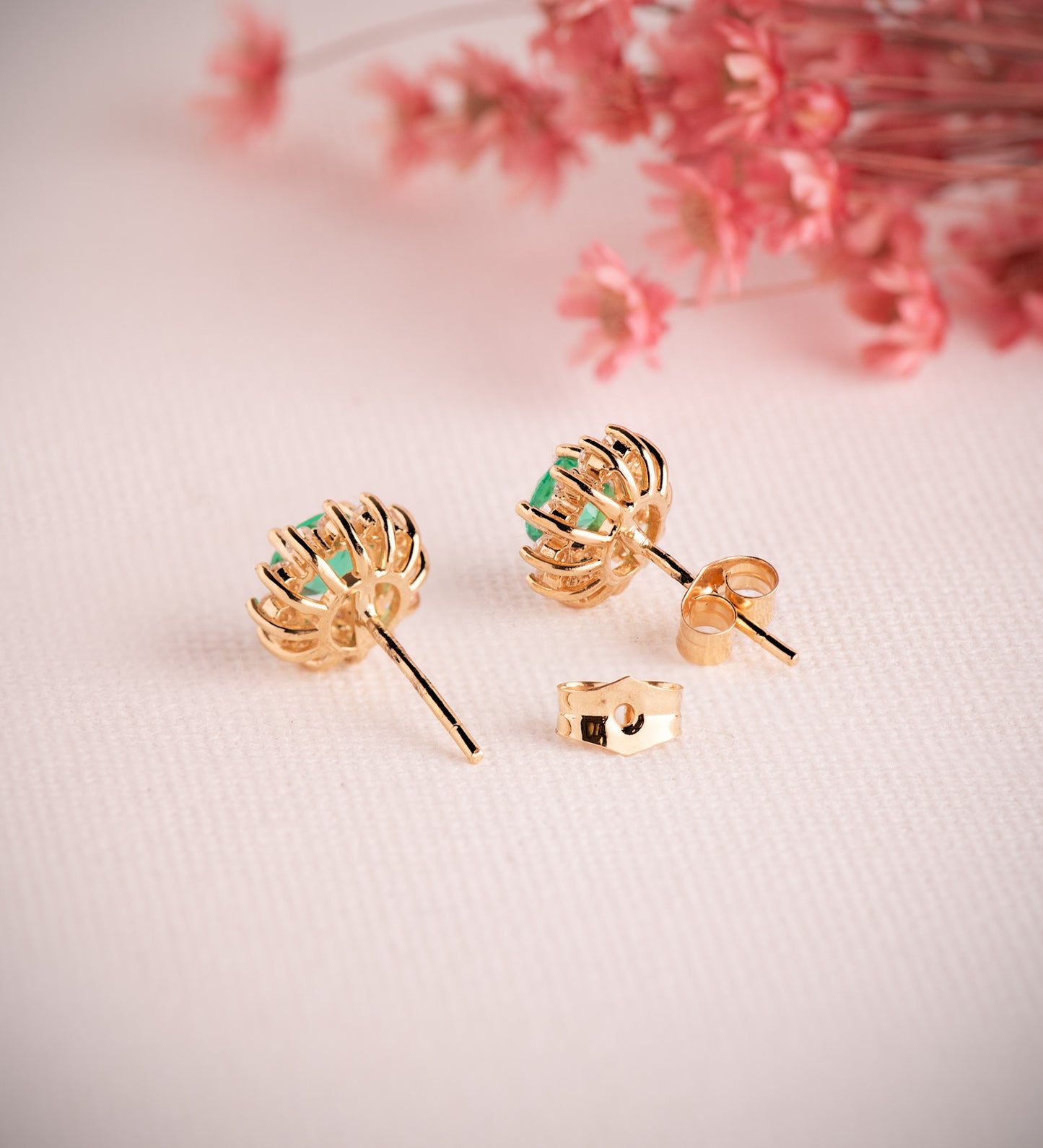 18K PENDIENTES ORO AMARILLO 24 DIAMANTES DE LABORATORIO Y ESMERALDA RECRISTALIZADA 5 MM 0,96 QT 0,340 QTS. VS2-G. 9 MM CIERRE PRESION
