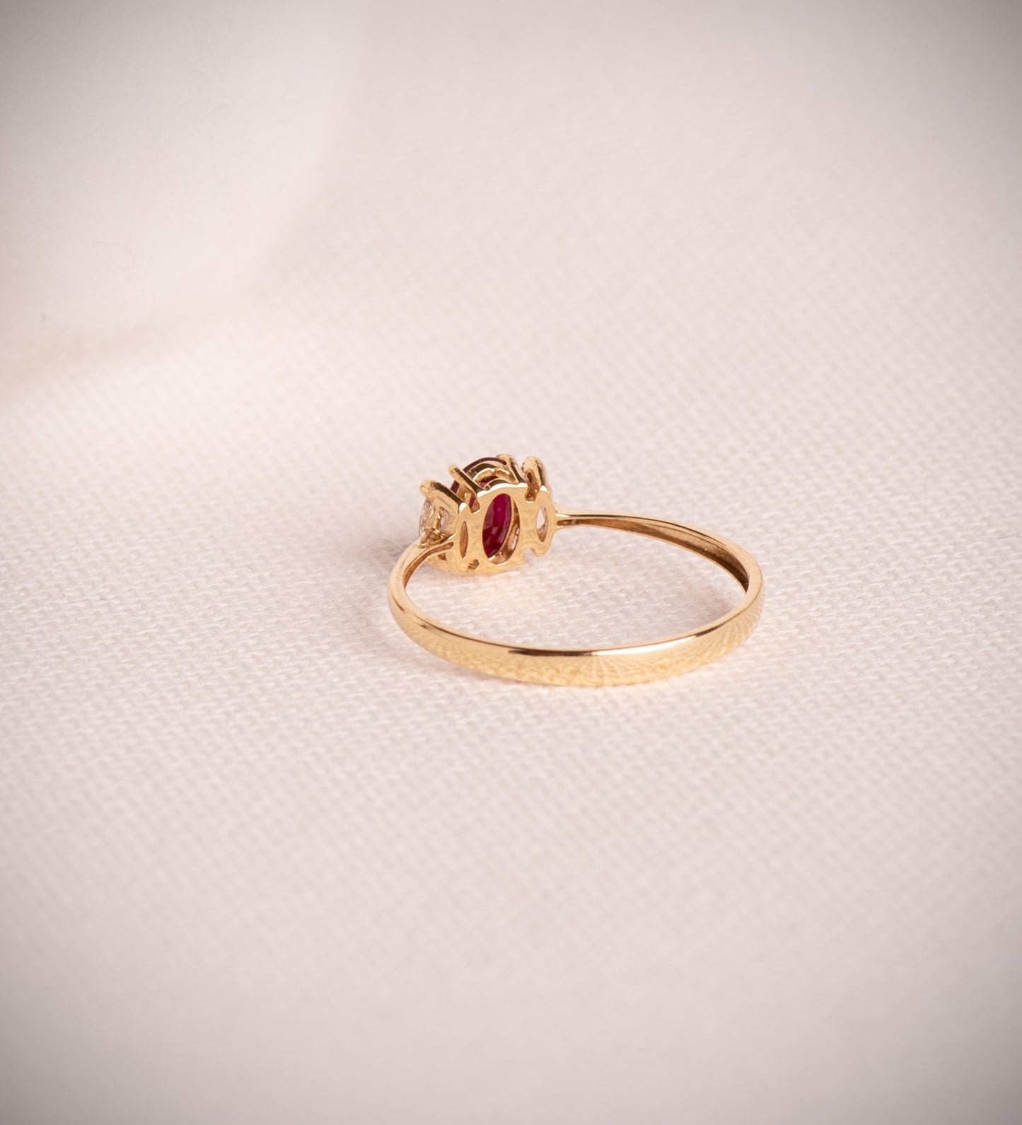 18K SORTIJA ORO AMARILLO RUBI FINO 6X4 MM 0,55 QT Y DIAMANTES LABORATORIO 0,134QT. E - VS2