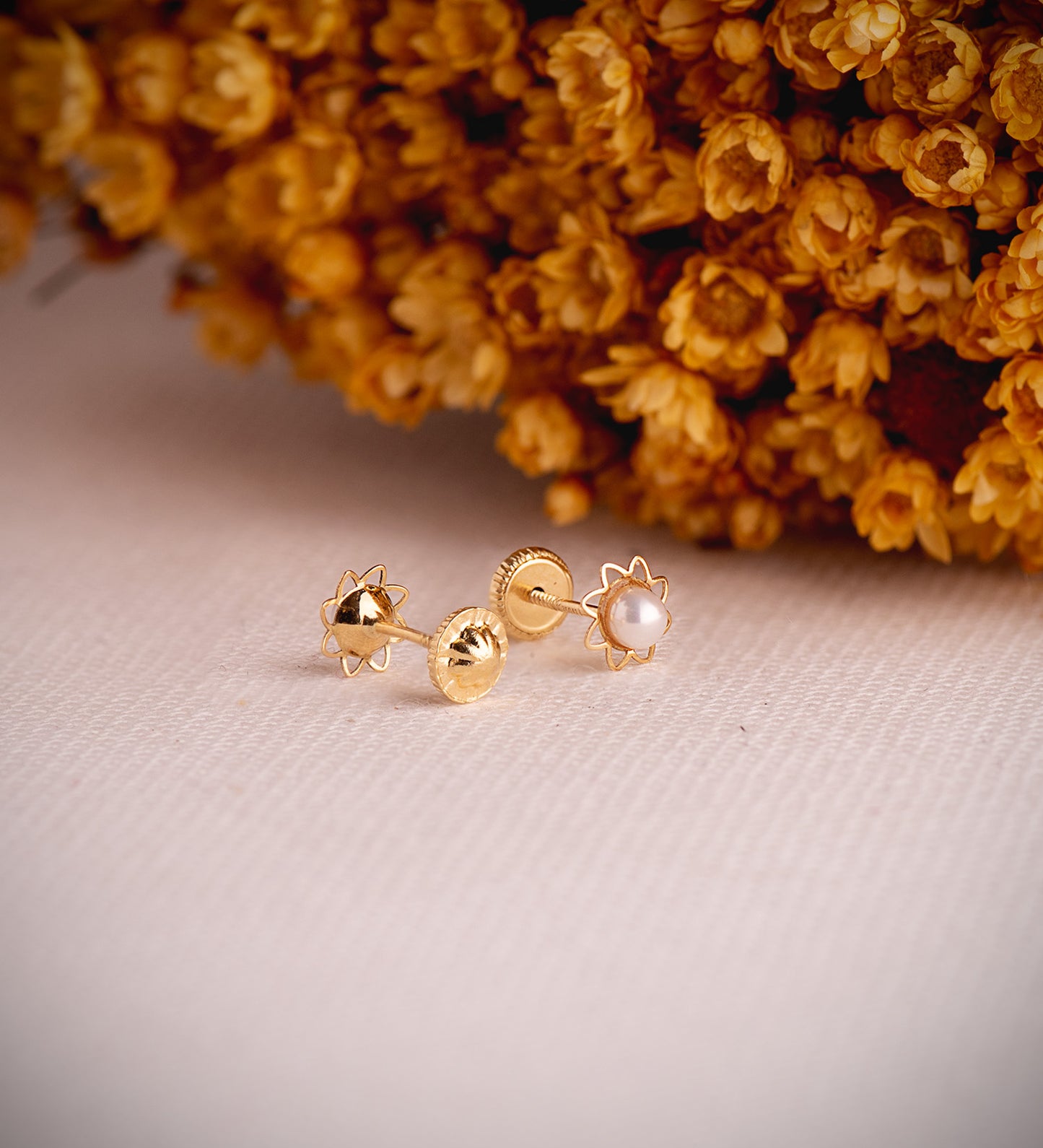 18K PENDIENTES ORO AMARILLO FLOR CALADA CON PERLA 3MM. MEDIDA: 6 MM. CIERRE TUERCA
