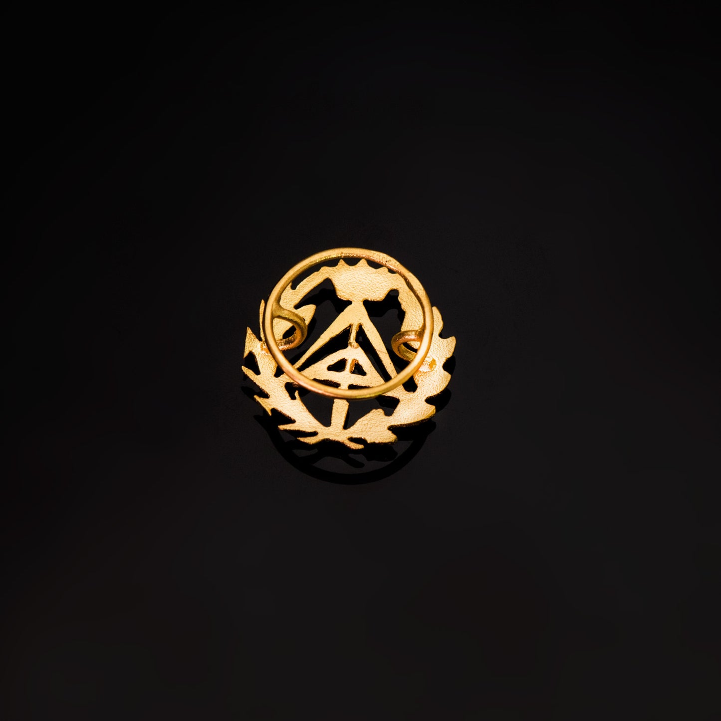 18K INSIGNIA ORO AMARILLO APAREJADOR ( ARQUITECTO TECNICO )16 X 15 MM