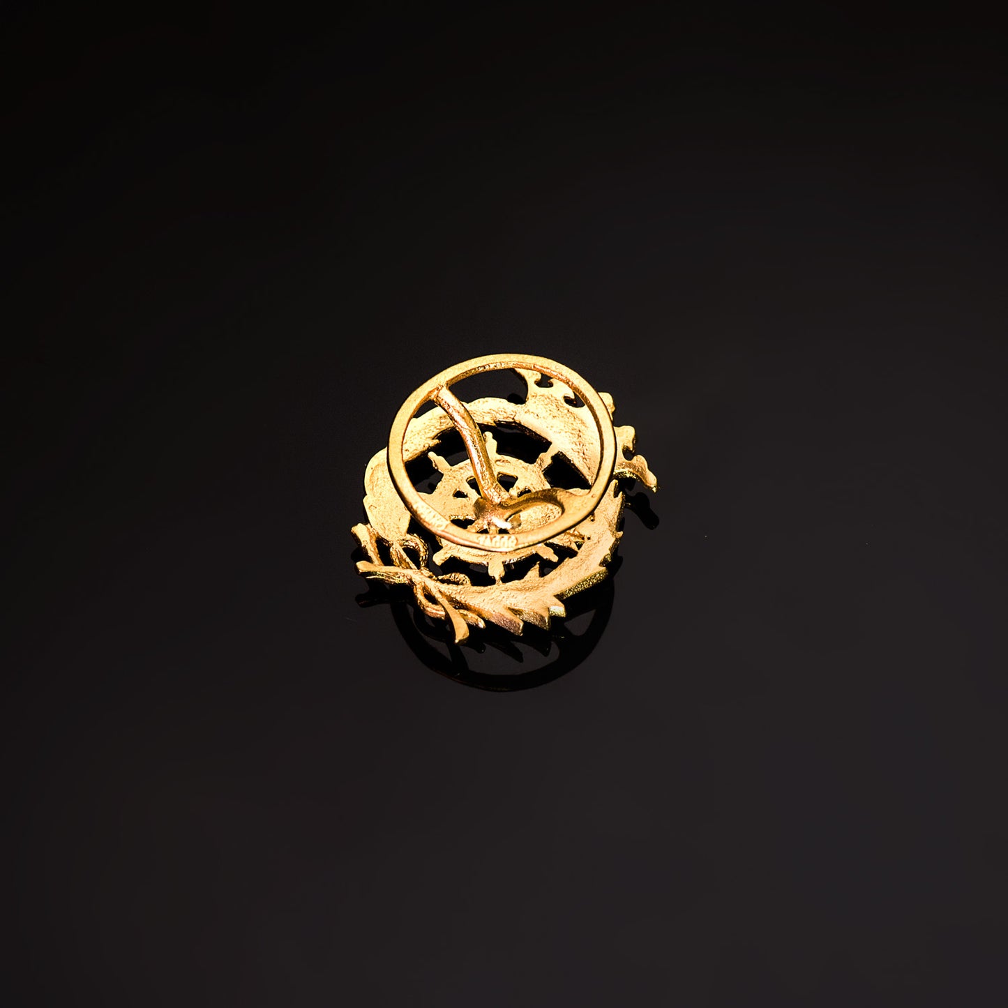 18K INSIGNIA ORO AMARILLO CIENCIAS POLITICAS 17 X 14 MM