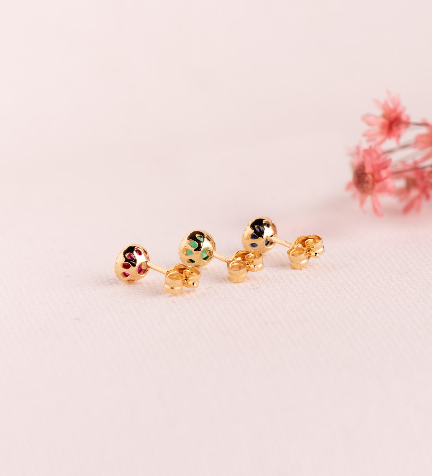 18K PENDIENTES ORO AMARILLO REDONDOS PIEDRA ROJA BORDES BOLITAS. MEDIDA: 5MM. CIERRE PRESION