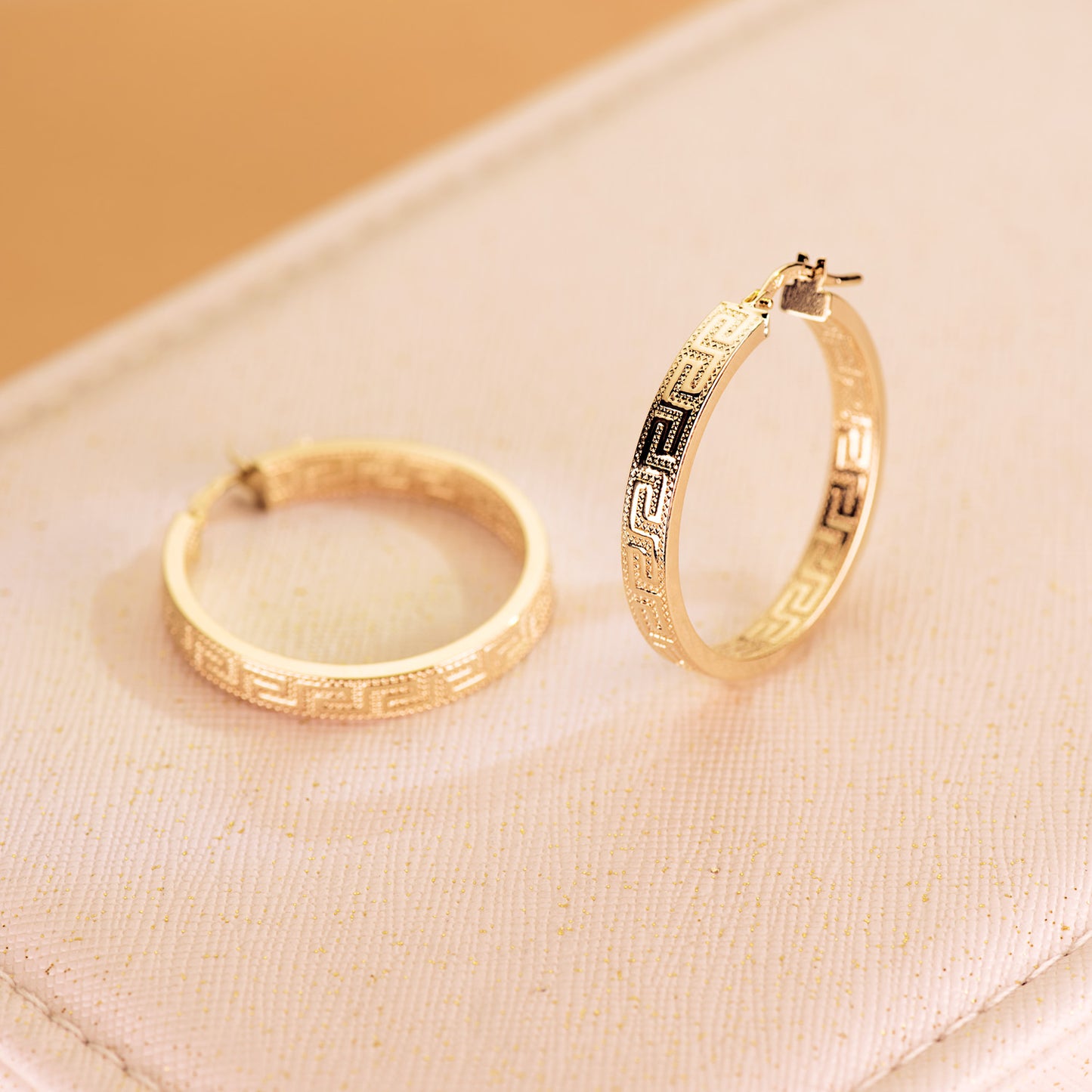 9K AROS ORO AMARILLO HUECOS CON GRECA 28 MM TUBO RECTANGULAR 3 MM X 1.2 MM