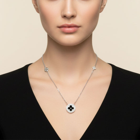 Mujer Luciendo Collar Gargantilla Plata Rodio con Cruz Esmalte Negro y Circonitas. Joyeria Osnor