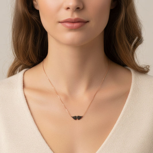 Mujer Luciendo Collar Gargantilla Alas Ángel Plata Rosa con Circonitas Negras. Joyeria Osnor