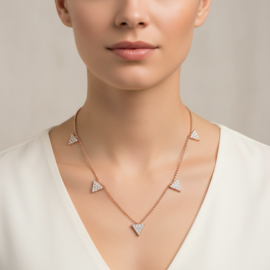 Mujer Luciendo Collar Gargantilla Triángulos Plata Rosa con Circonitas Blancas. Joyeria Osnor