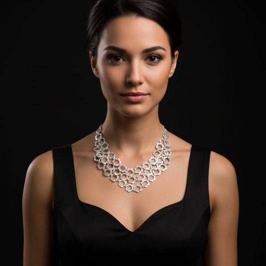 Chica Luciendo Collar Zamak Mujer Flores Triple Vuelta Plateado Hipoalergénico Joyeria Osnor