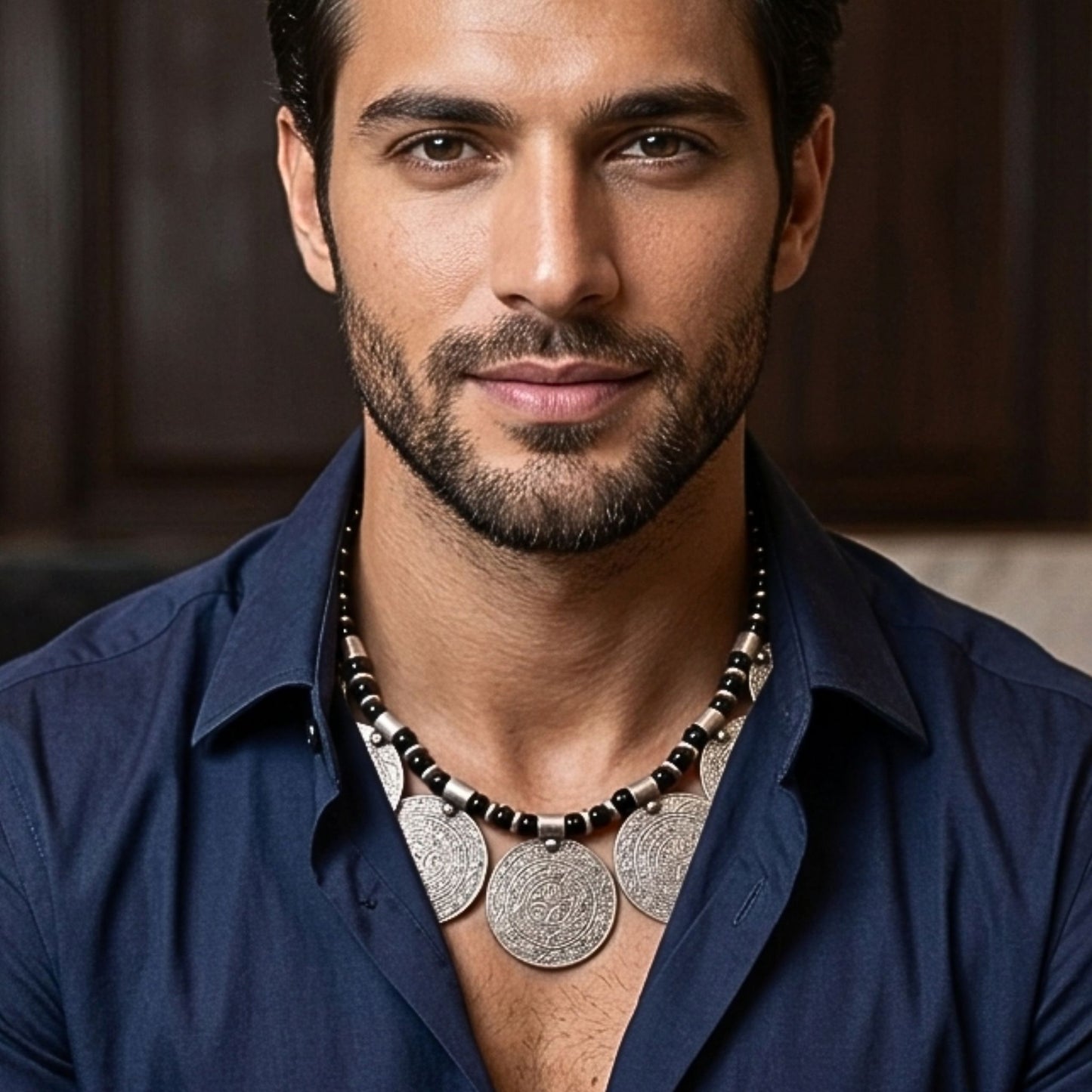 Modelo luciendo collar zamak unisex con piedras. joyeria osnor zamak