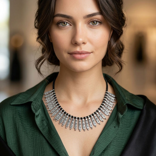 Chica con collar bib de flecos en zamak plateado y piedras negras, look boho unisex - Joyería Osnor Zamak