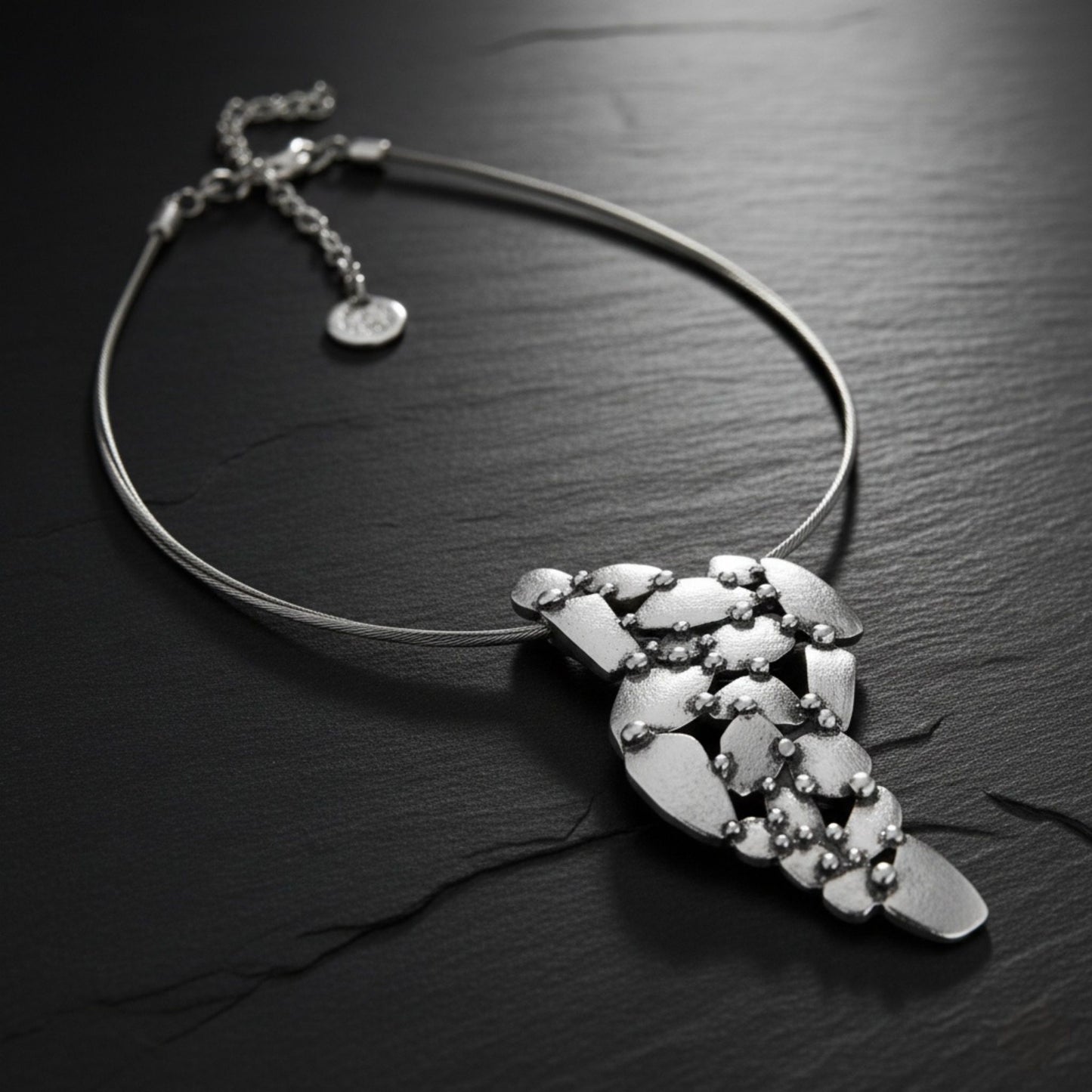 Gargantilla Colgante de zamak con diseño de hojas en espiral - Joyas escultural - hipoalergénico- Joyería Osnor