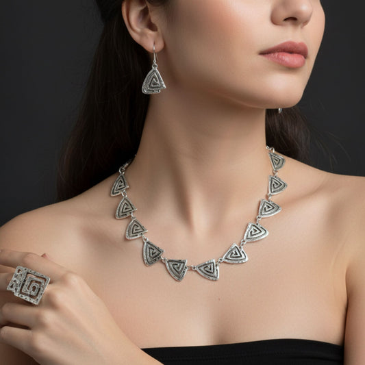Modelo luciendo collar zamak plateado geométrico étnico, detalle cuello - Joyería Osnor Zamak
