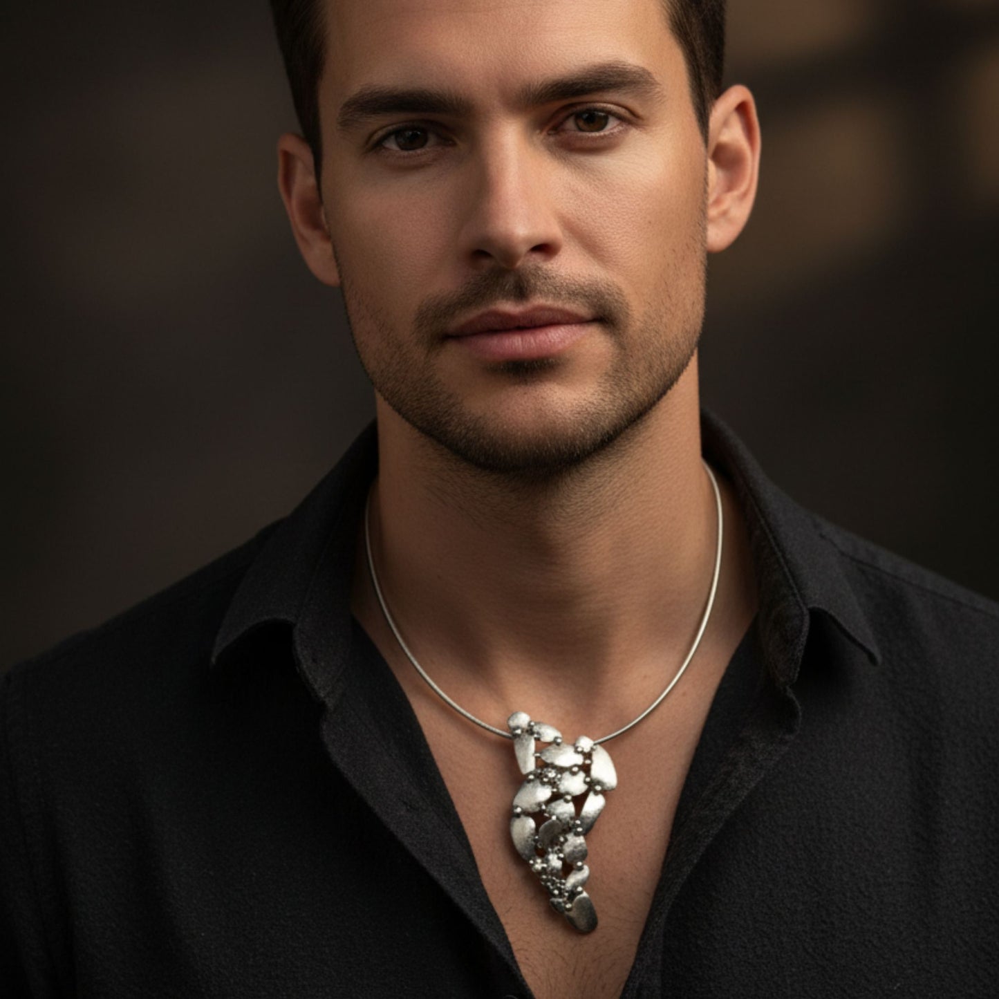 Collar -gargantilla de zamak con colgante de hojas en espiral puesto en hombre - Joyería unisex moderna - Joyería Osnor